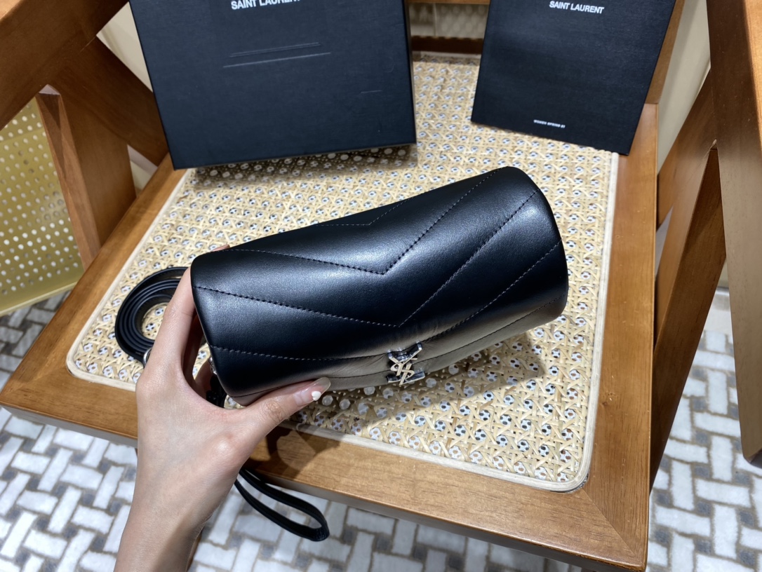 SAINT LAURENT 𝑳𝒐𝒖𝑳𝒐𝒖 #467072.Original leather.JD