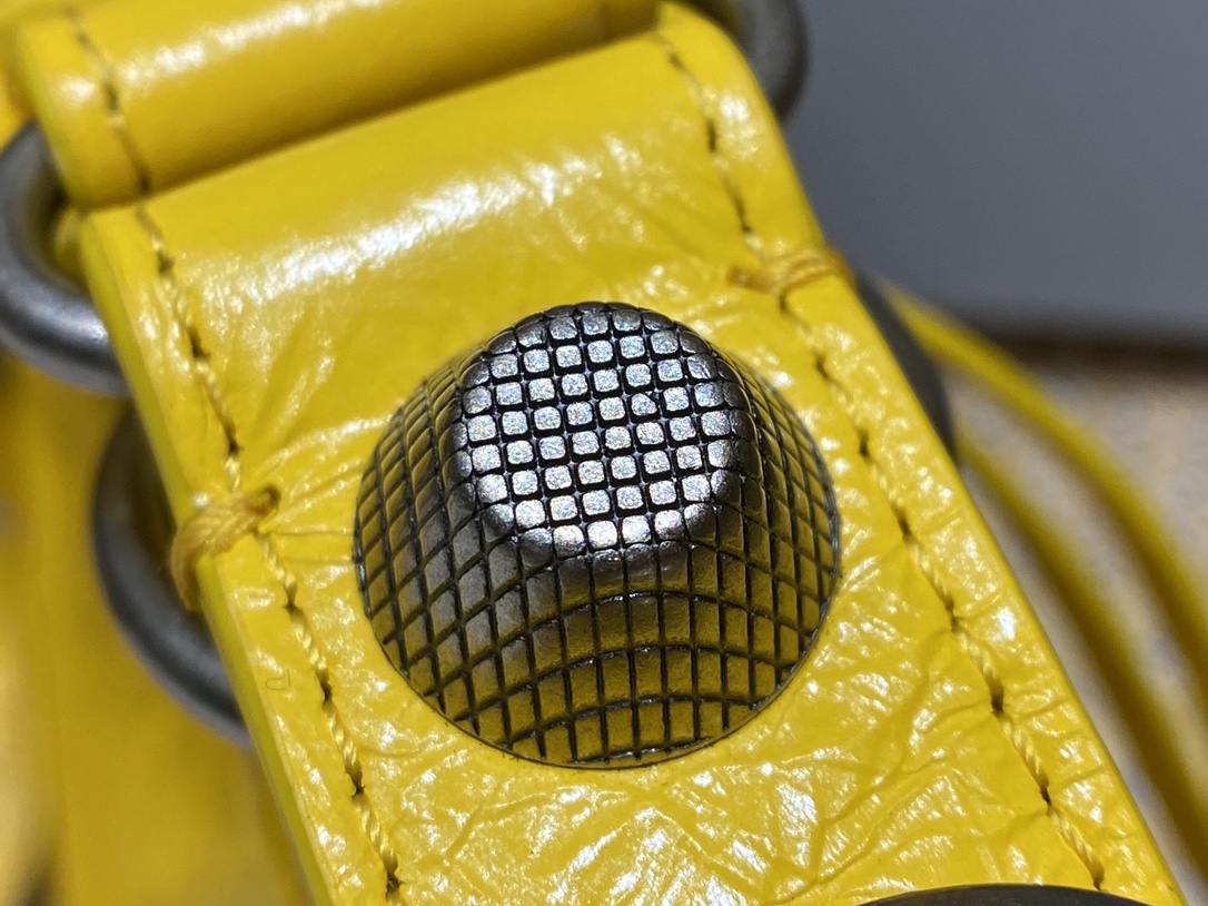 BALENCIAGA 𝐋𝐞 𝐂𝐚𝐠𝐨𝐥𝐞 Moon Bag