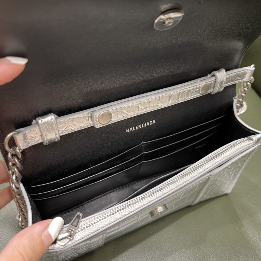 BALENCIAGA 𝐇𝐨𝐮𝐫𝐠𝐥𝐚𝐬𝐬 𝐰𝐚𝐥𝐥𝐞𝐭 𝐨𝐧 𝐜𝐡𝐚𝐢𝐧 ⏳ ▪️ crocodile print silver with silver buckle