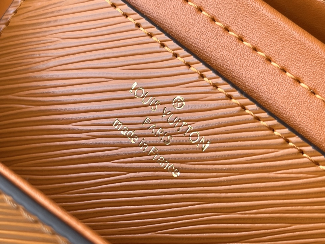 𝐋𝐎𝐔𝐈𝐒 𝐕𝐔𝐈𝐓𝐓𝐎𝐍      M21555