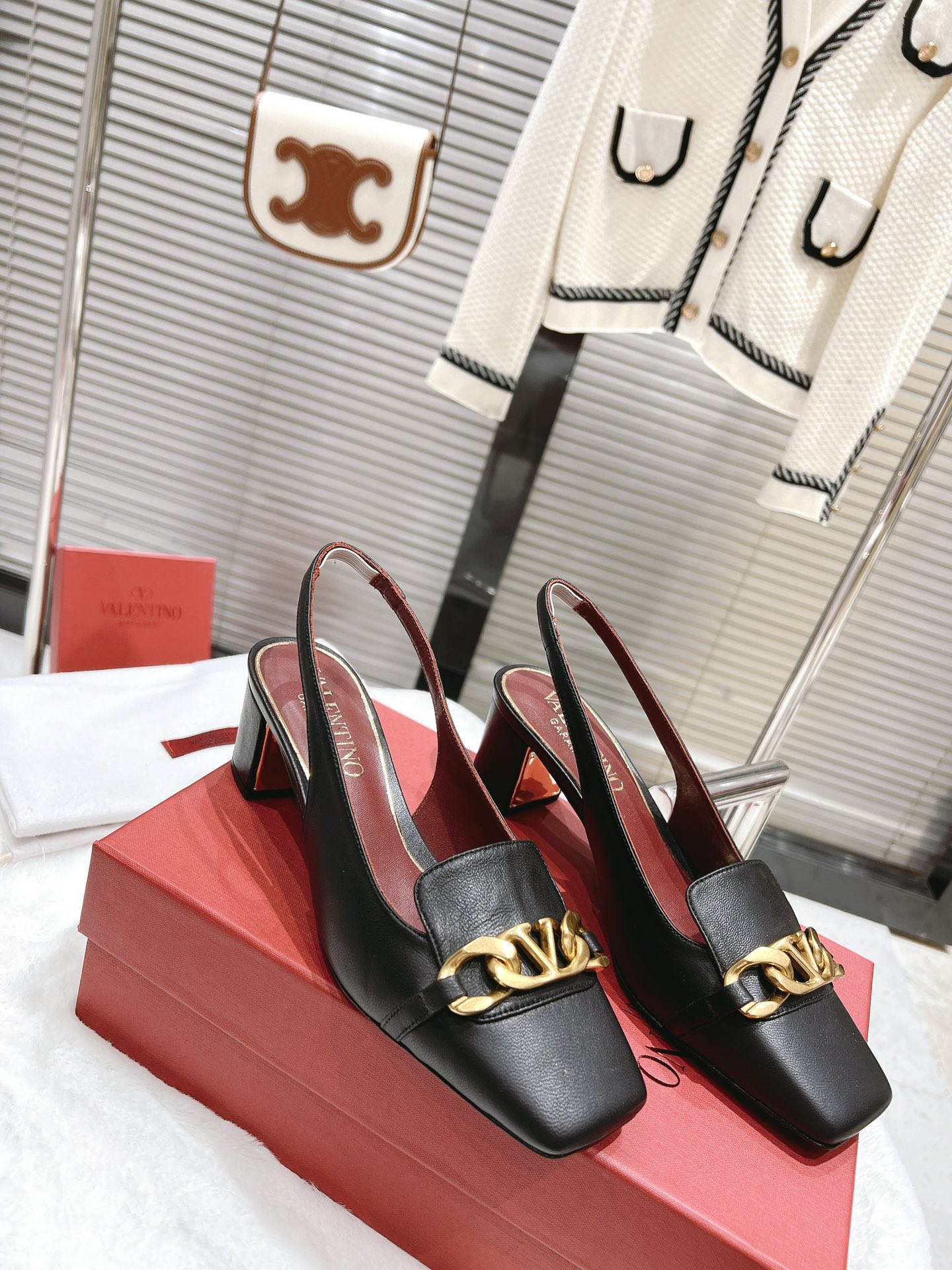 【Valentino】𝟐𝟎𝟐𝟏/𝐒𝐒 𝐧𝐞𝐰  Valentino fabric patent leather lining sheepskin sole cowhide