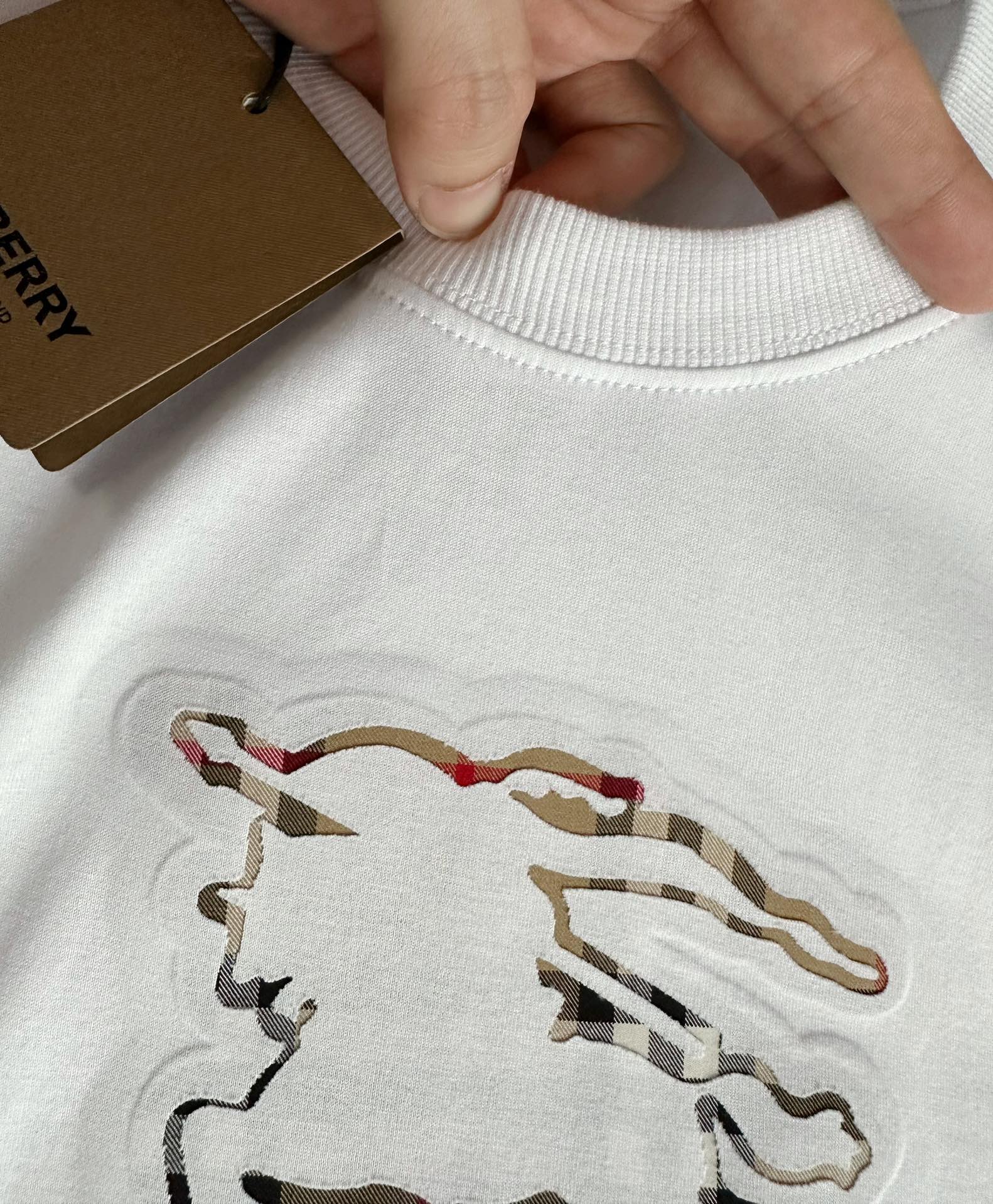 Burberry...Equestrian Concave-Convex Three-dimensional Double Layer Laser Embossed Embossed T-Shirt
