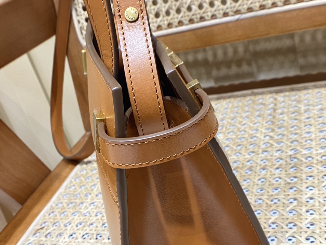 SAINT LAURENT 𝑴𝑨𝑵𝑯𝑨𝑻𝑻𝑨𝑵 𝑵𝑨𝑵𝑶#593741