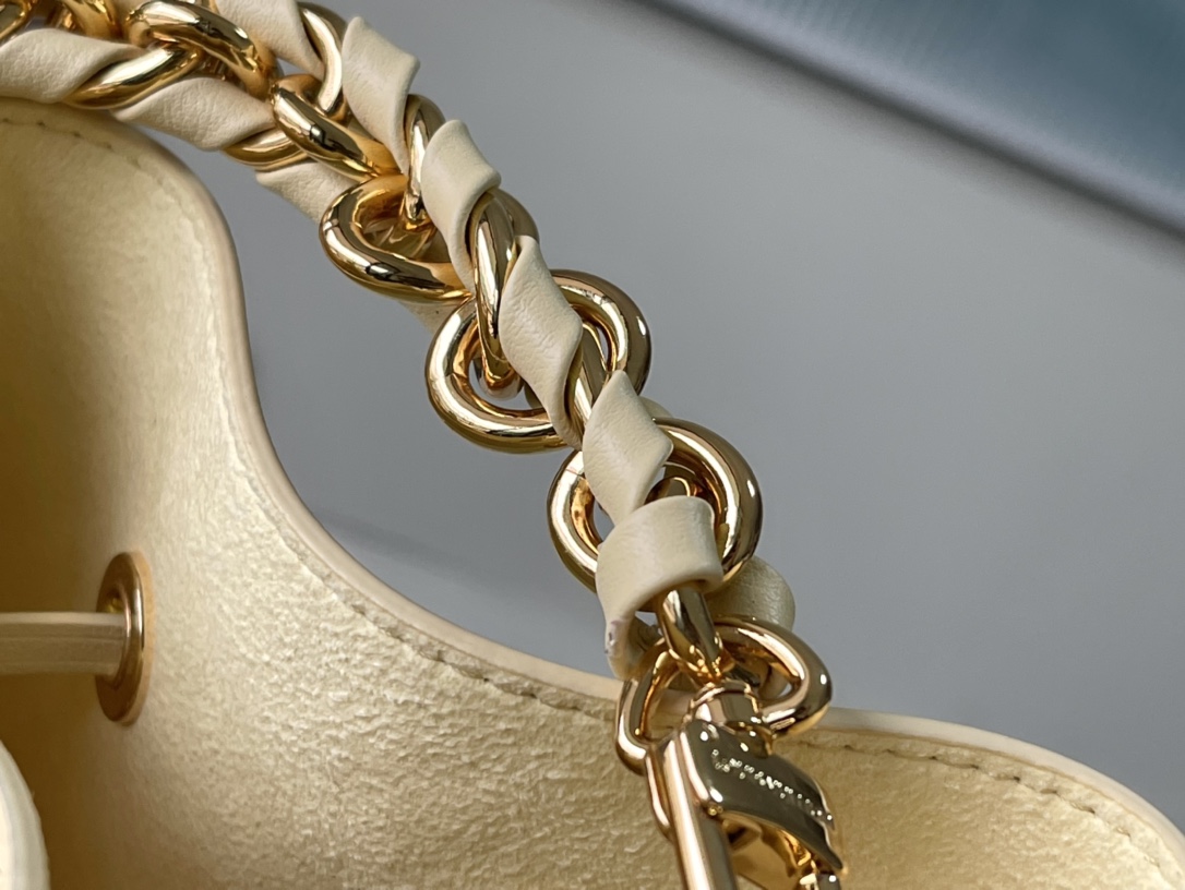 𝐋𝐎𝐔𝐈𝐒 𝐕𝐔𝐈𝐓𝐓𝐎𝐍     M22599