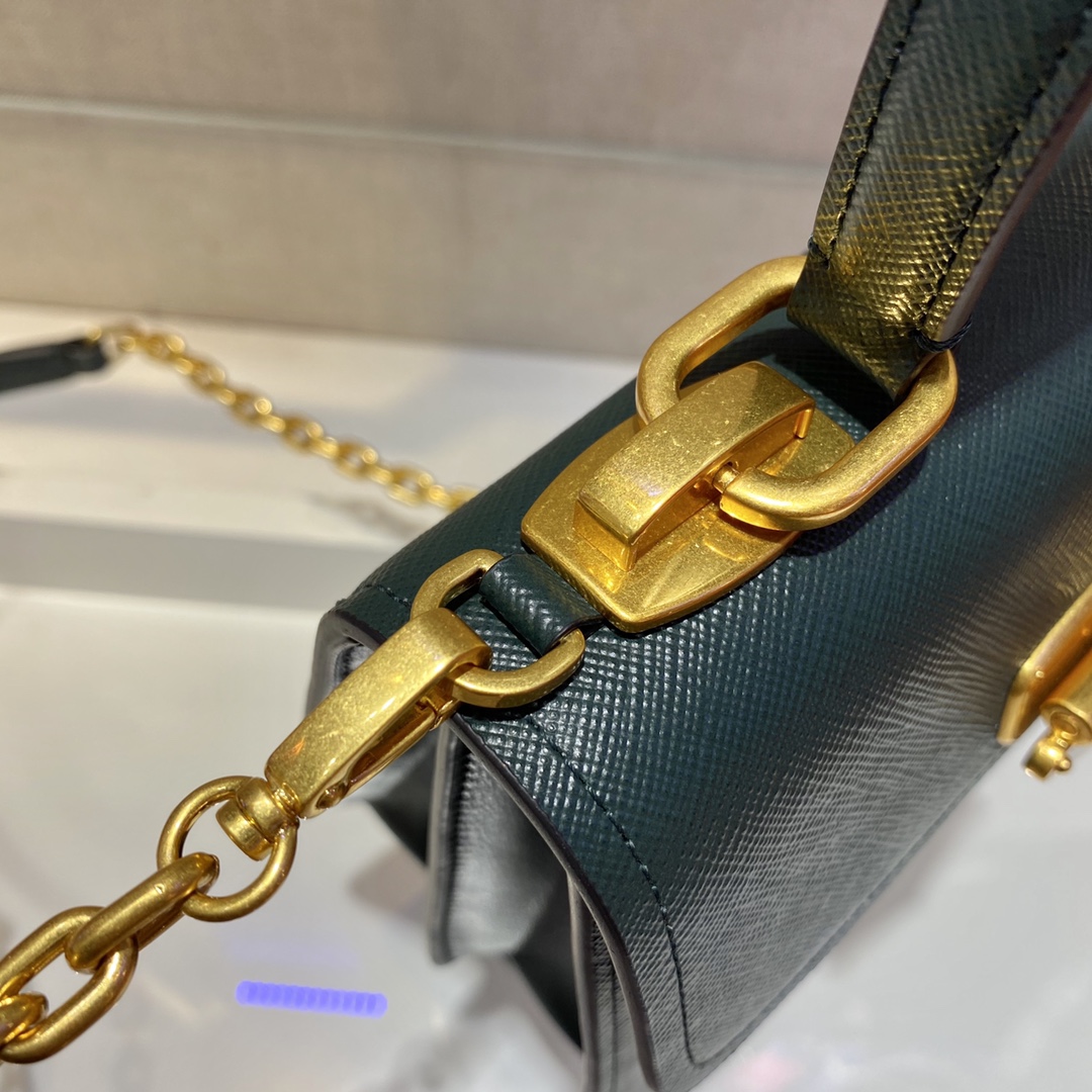 𝐏𝐑𝐀𝐃𝐀 Autumn/Winter 1BD021