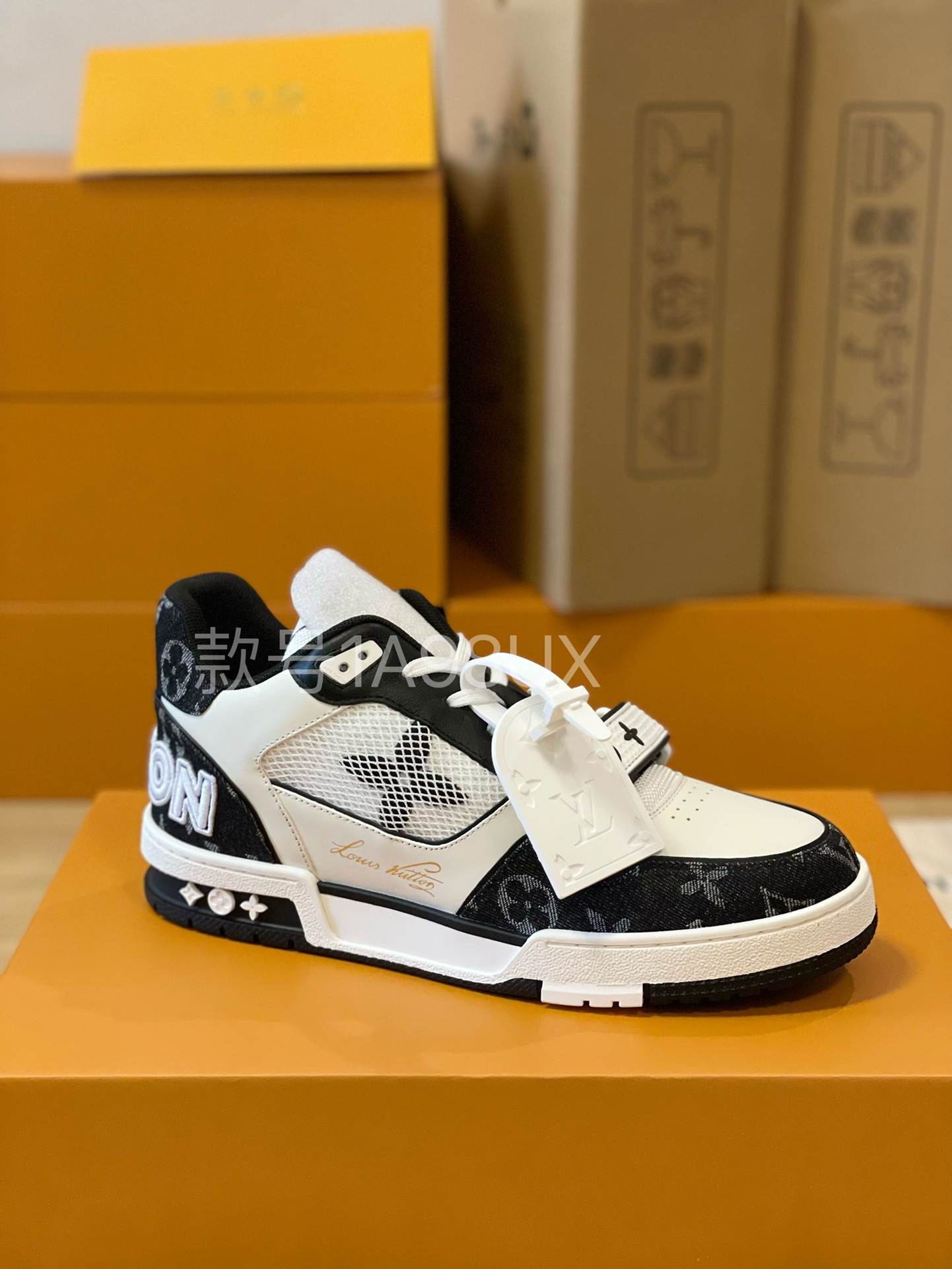 Louis Vuitton Trainer sneakers for couples, style 1A98UX