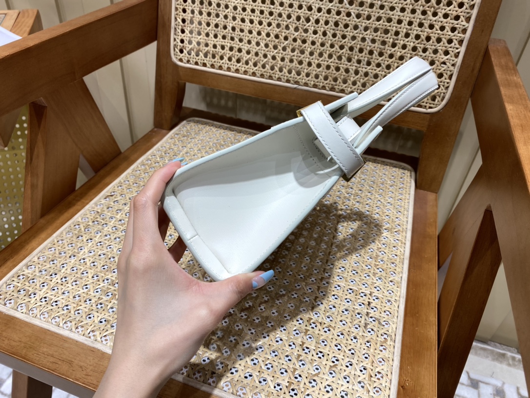 SAINT LAURENT 𝑴𝑨𝑵𝑯𝑨𝑻𝑻𝑨𝑵 𝑵𝑨𝑵𝑶#593741