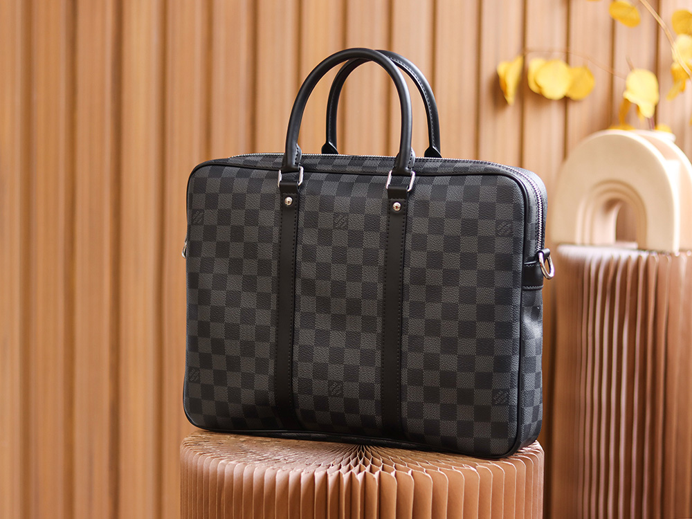 Louis Vuitton 𝐏𝐎𝐑𝐓𝐄 𝐃𝐎𝐂𝐔𝐌𝐄𝐍𝐓𝐒 𝐕𝐎𝐘𝐀𝐆𝐄 Briefcase M41478
