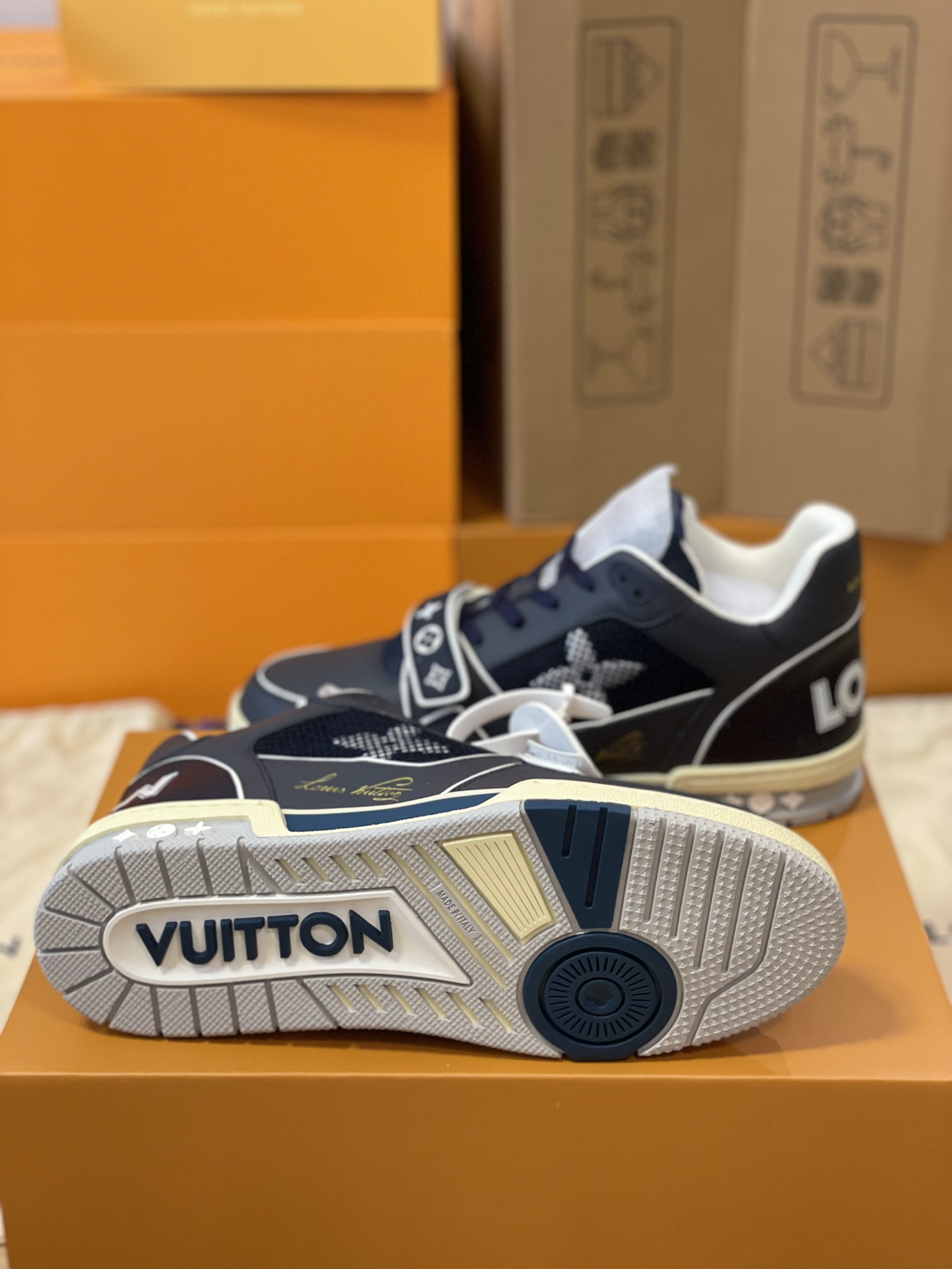 Louis Vuitton Trainer Men's Model 1A98UX
