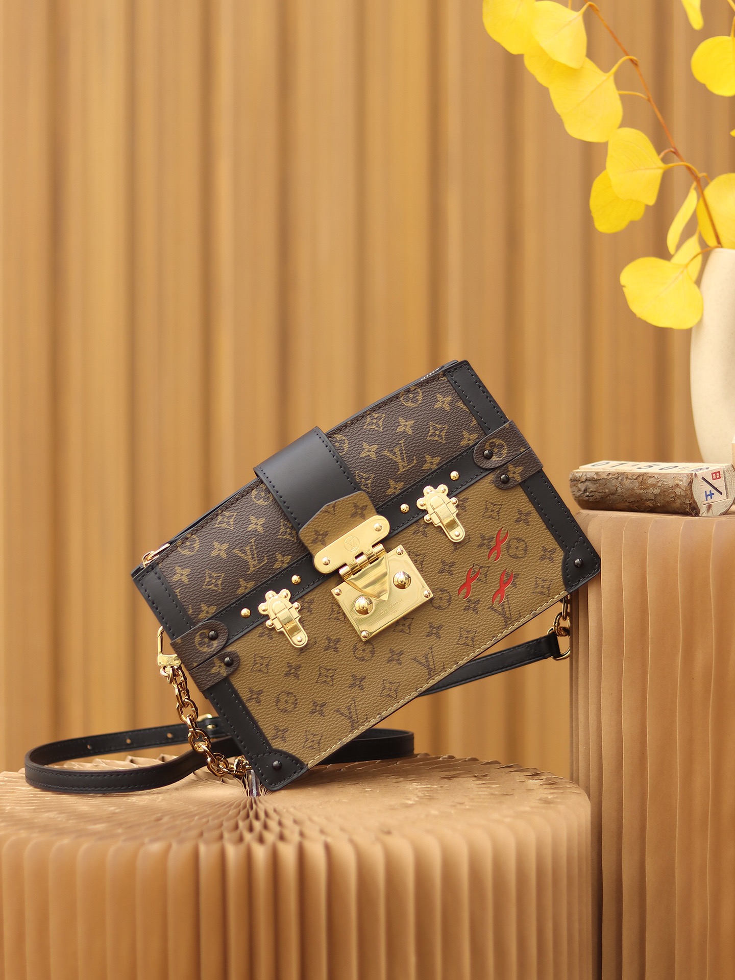 Louis Vuitton 𝙏𝙍𝙐𝙉𝙆 𝘾𝙇𝙐𝙏𝘾𝙃 soft case bag M43596