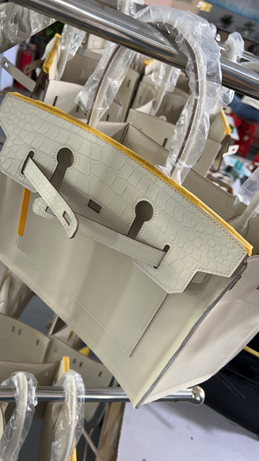 Hermes bag making process Bk25/30 milkshake white touch    The process of making crocodile skin pattern