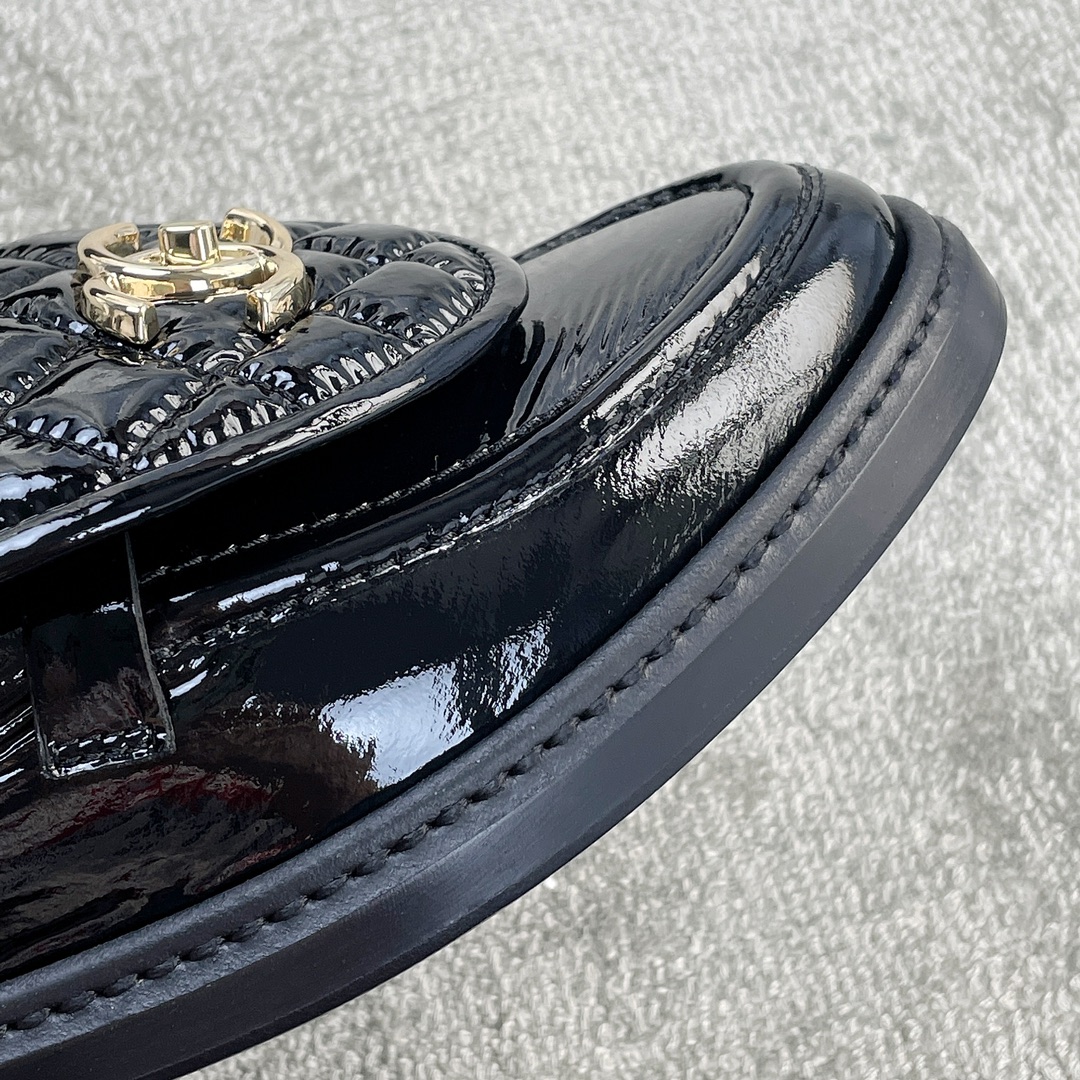 CHANEL a little retro with a flip-flop design through the dye leather sole