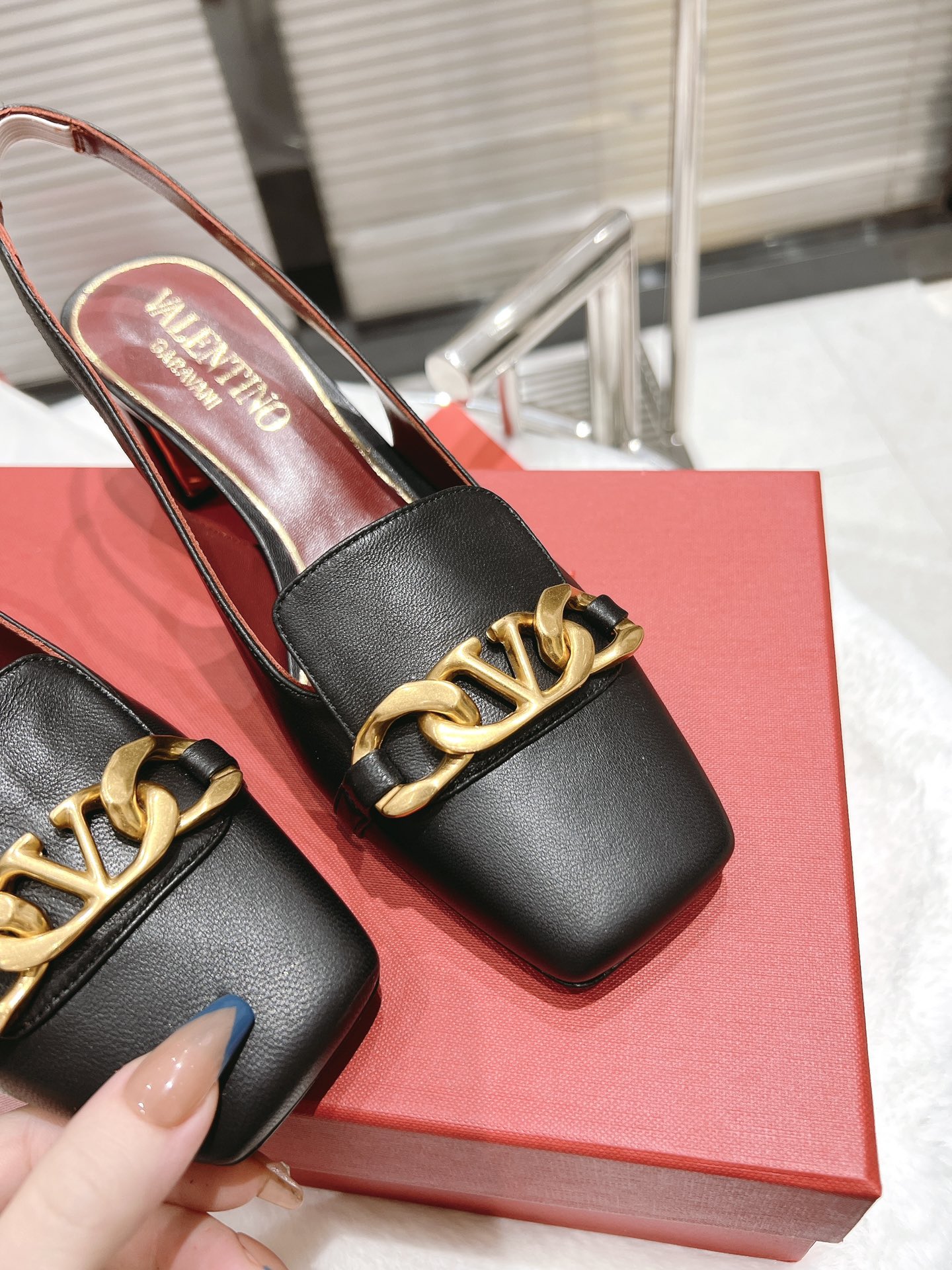 【Valentino】𝟐𝟎𝟐𝟏/𝐒𝐒 𝐧𝐞𝐰  Valentino fabric patent leather lining sheepskin sole cowhide