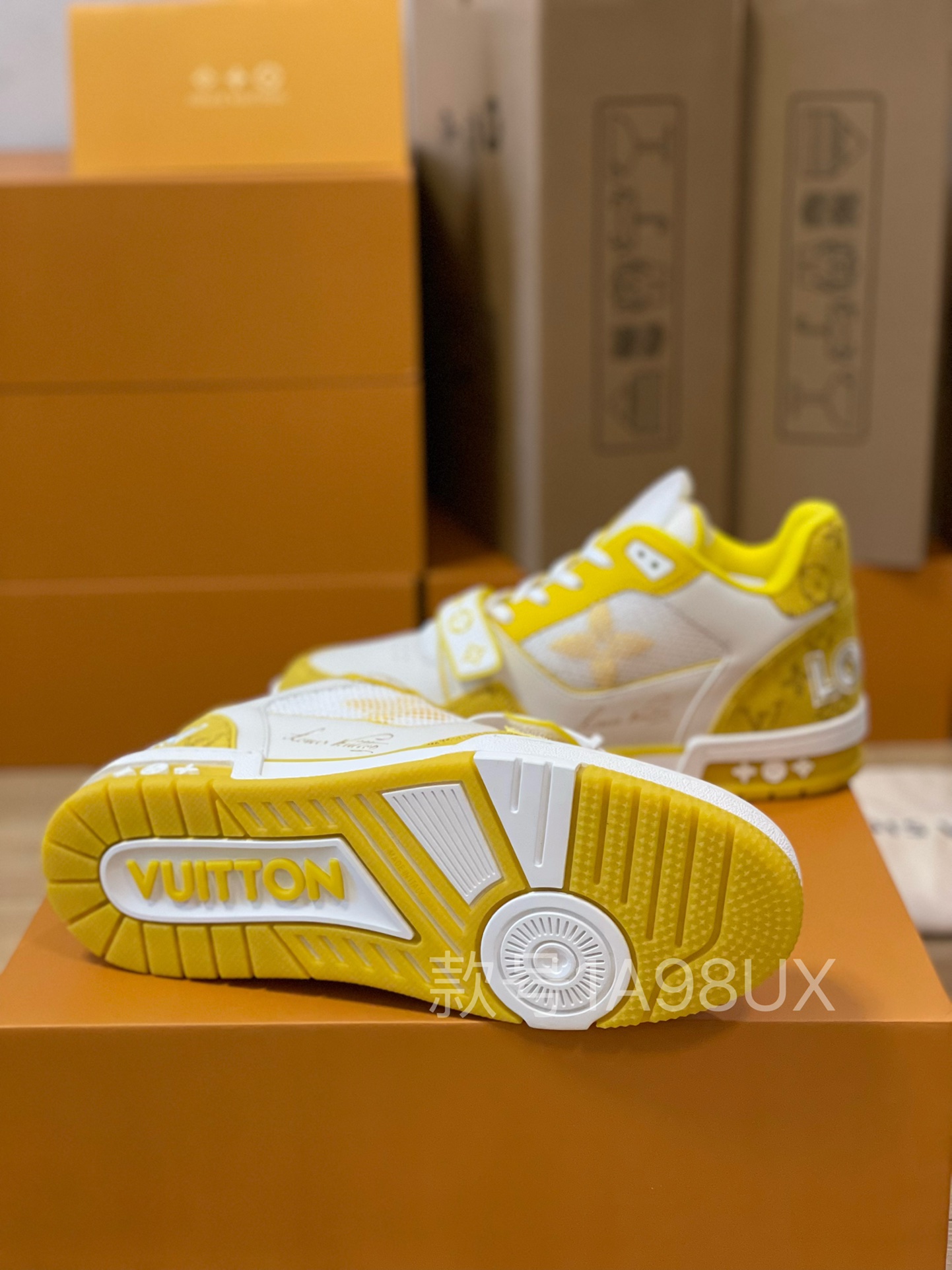 Louis Vuitton Trainer Sneakers Couple Model LD 0727