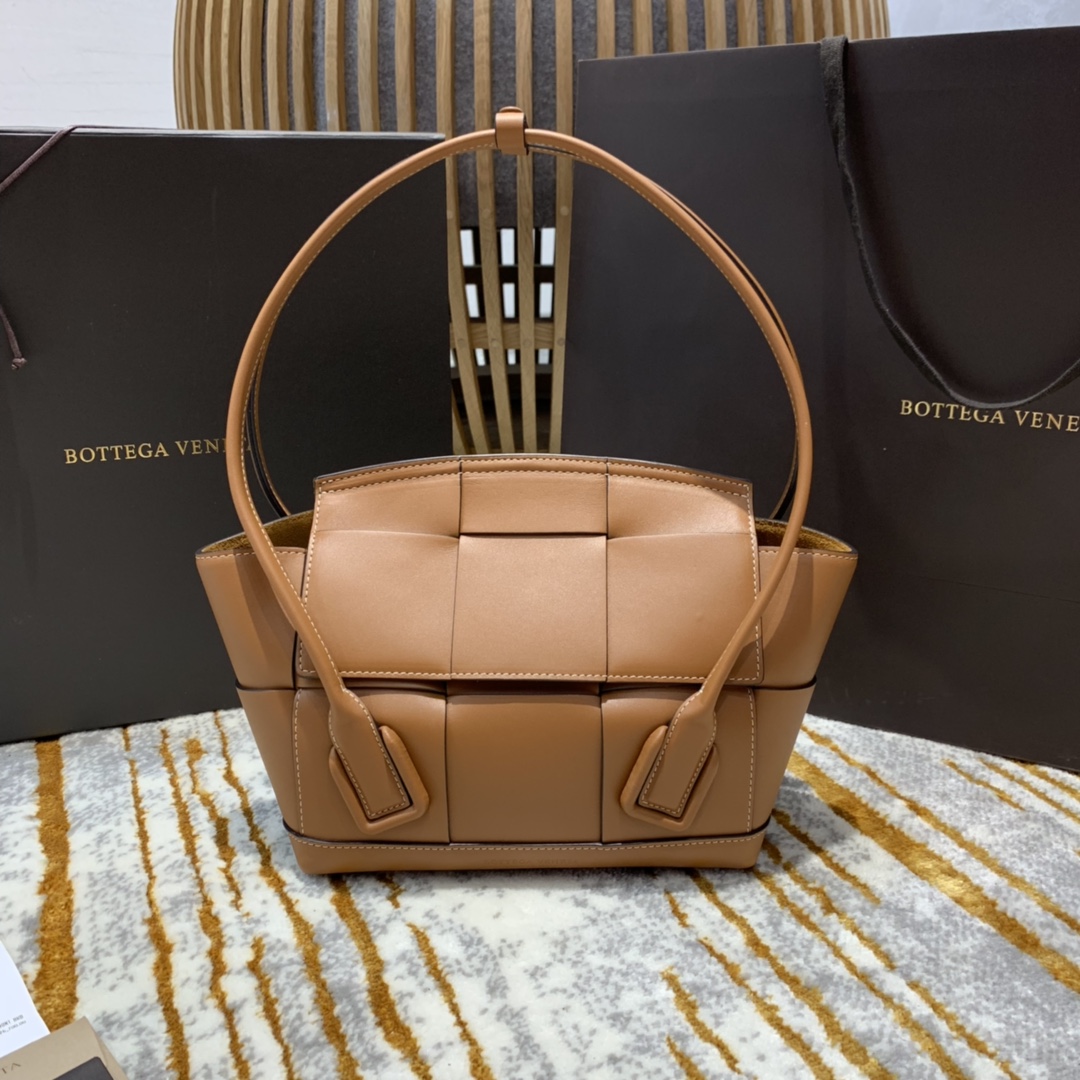 Bottega Veneta  𝙏𝙝𝙚 𝘼𝙧𝙘𝙤 𝟯𝟯 #575943