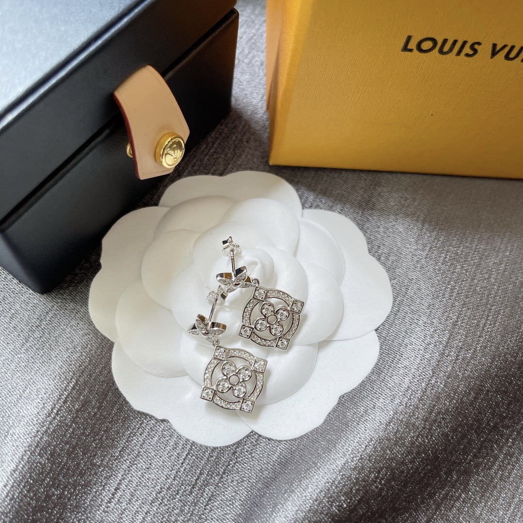 Louis Vuitton Lv new flower stud earrings