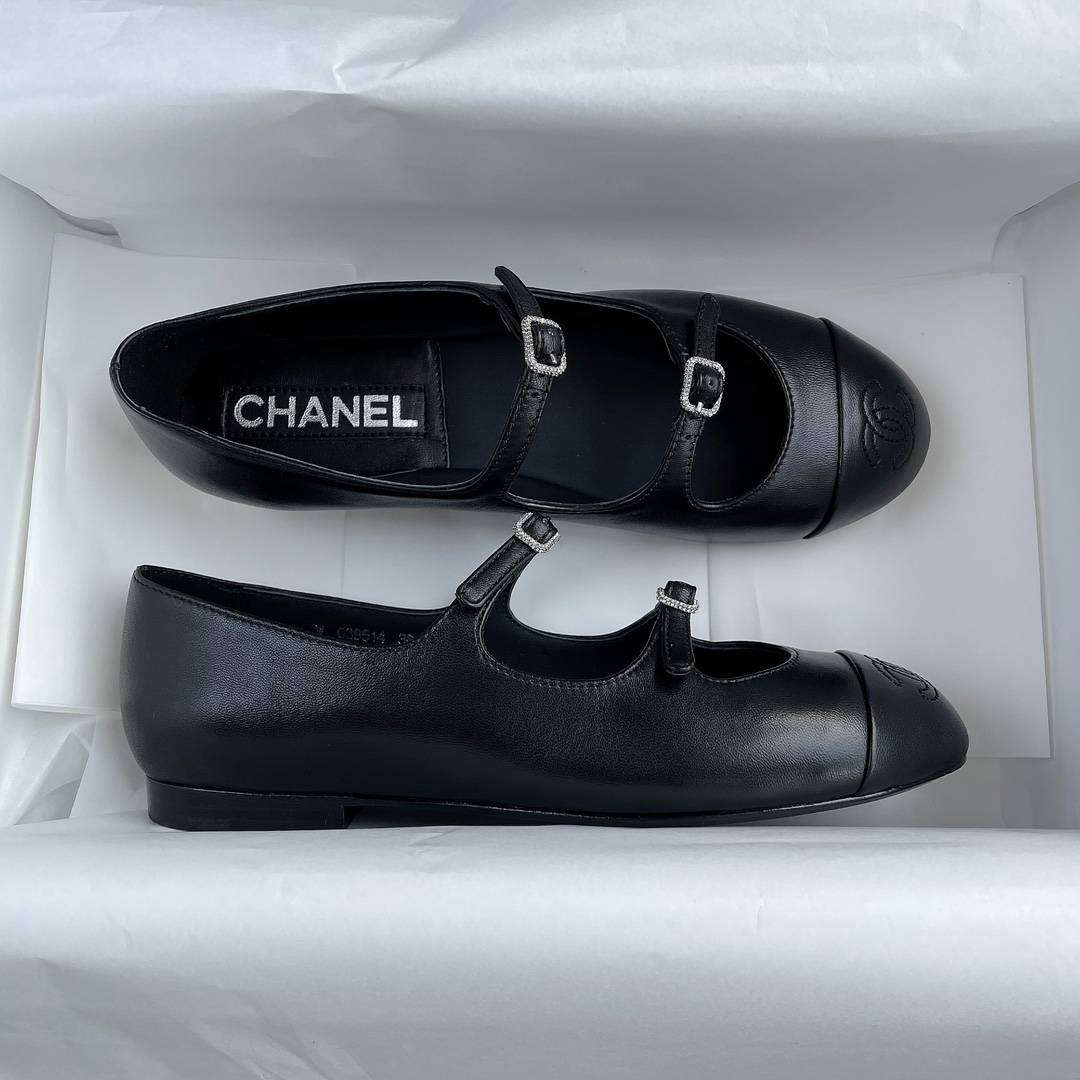 CHANEL Xiao Xiang's new double strap ballet shoes above the buckle on the small diamonds of the delicate shine