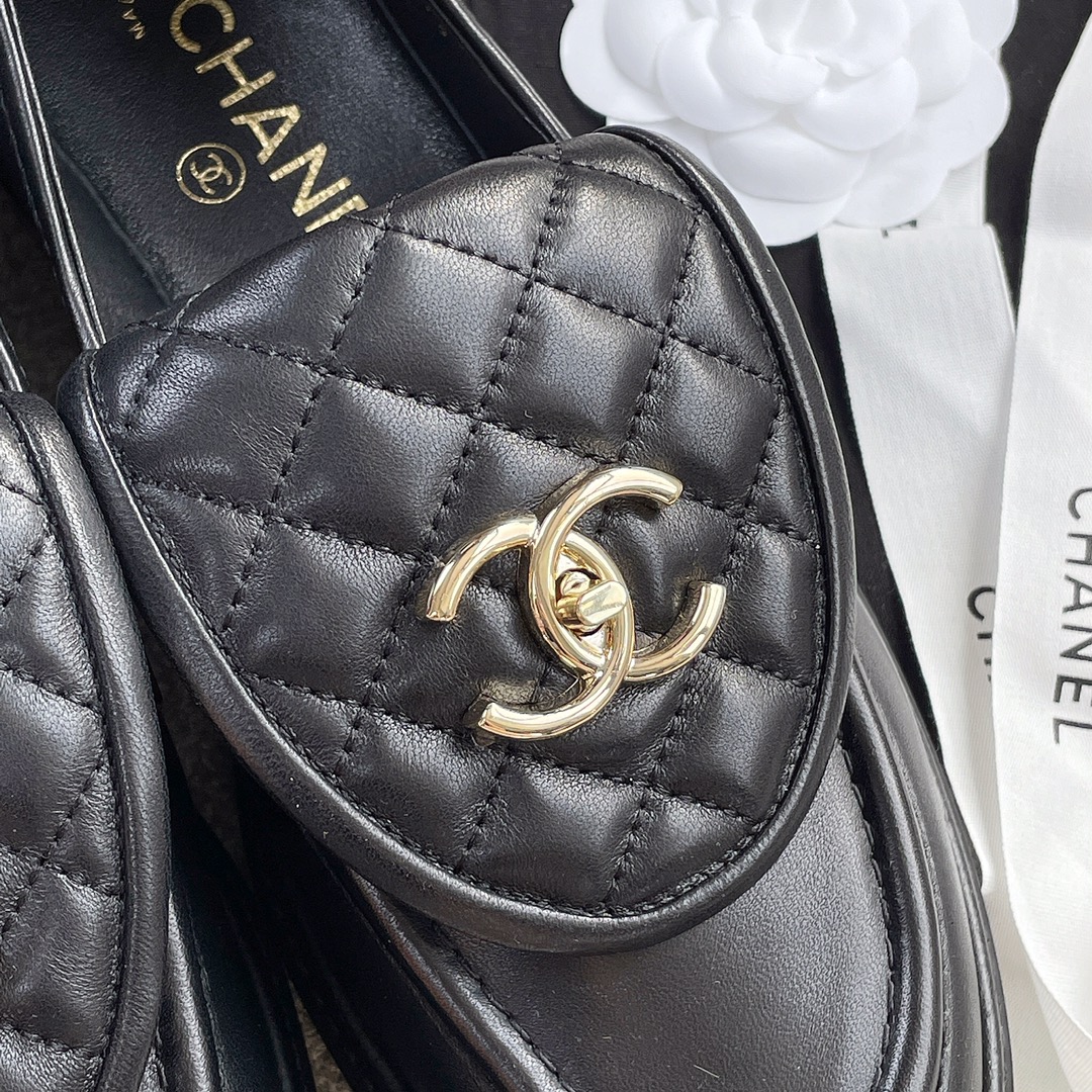 CHANEL a little retro with a flip-flop design through the dye leather sole