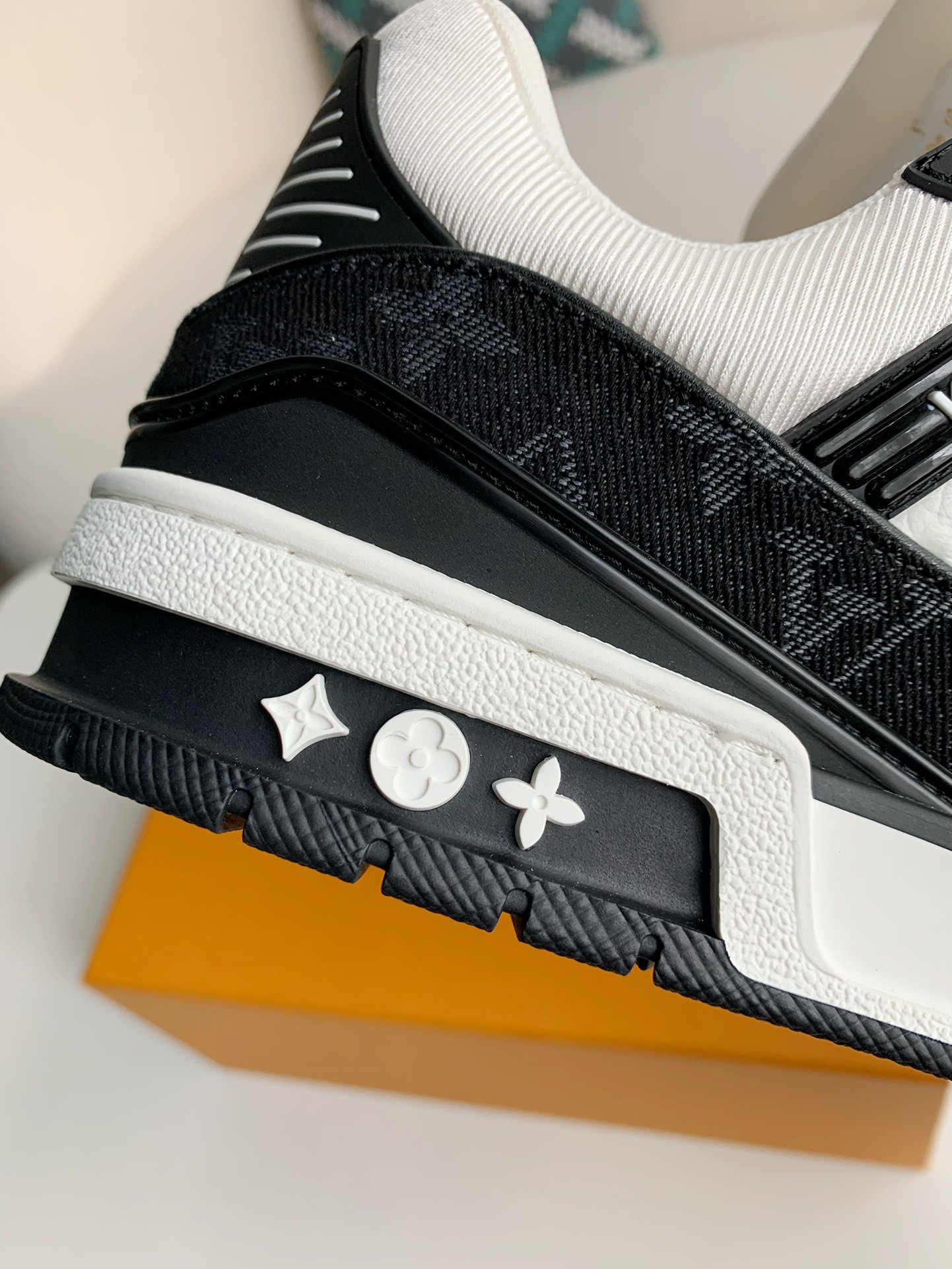 LOUIS VUITTON TRAINER SNEAKERS