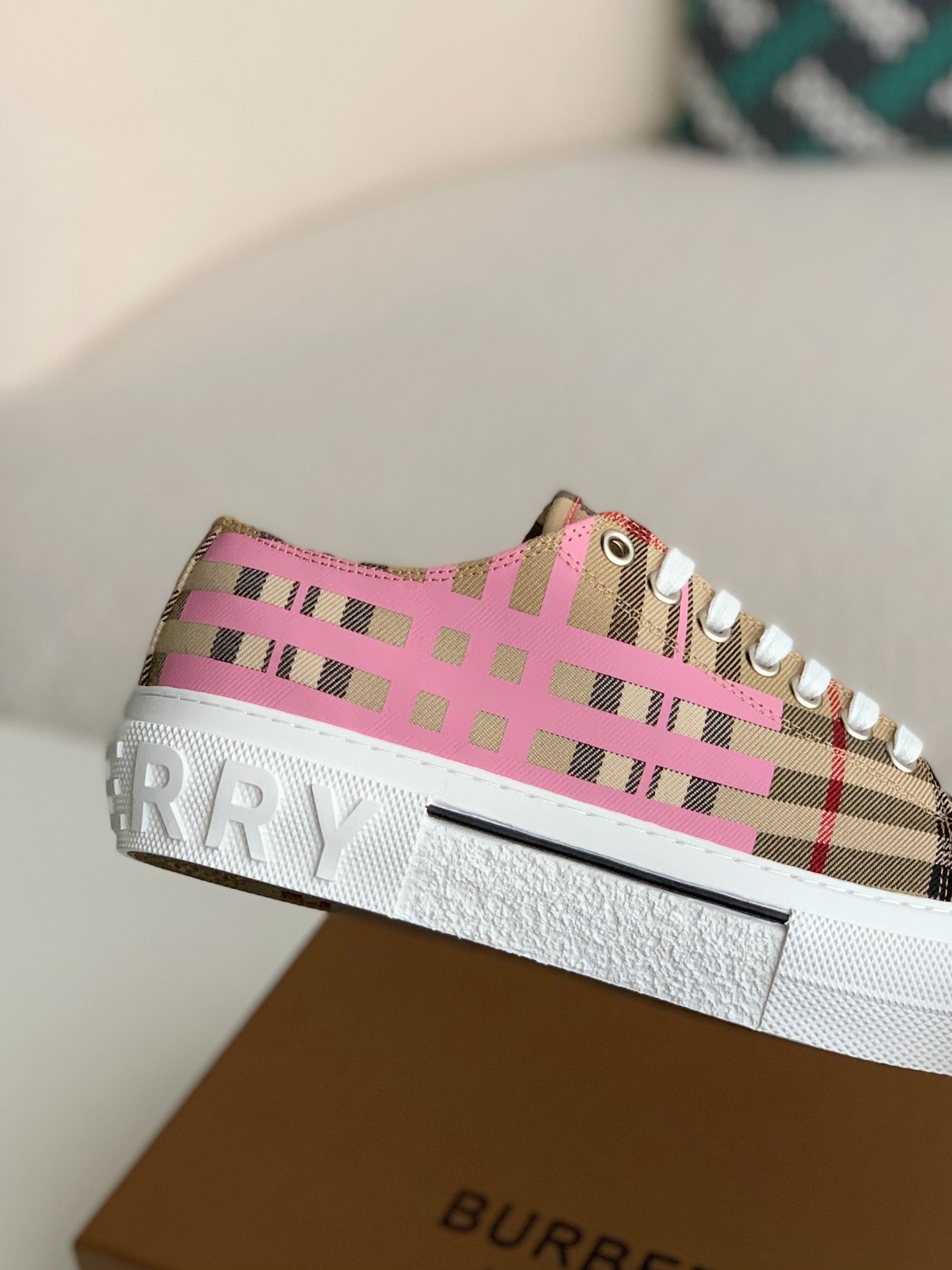 Burberry Low cut casual sports shoes