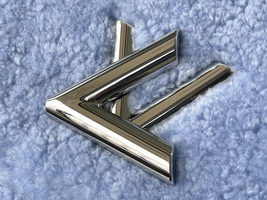 𝐋𝐎𝐔𝐈𝐒 𝐕𝐔𝐈𝐓𝐓𝐎𝐍    M21040