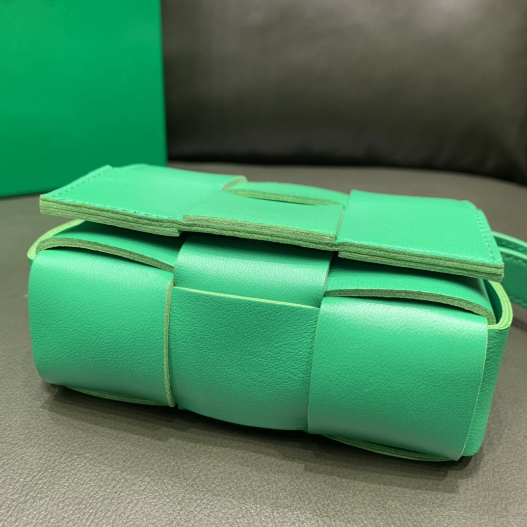 Bottega Veneta  MINI CASSETTE #666688