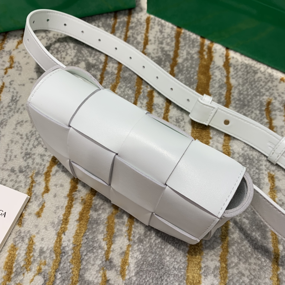 Bottega Veneta  𝗧𝗛𝗘 𝗕𝗘𝗟𝗧 𝗖𝗔𝗦𝗦𝗘𝗧𝗧𝗘 # 639367