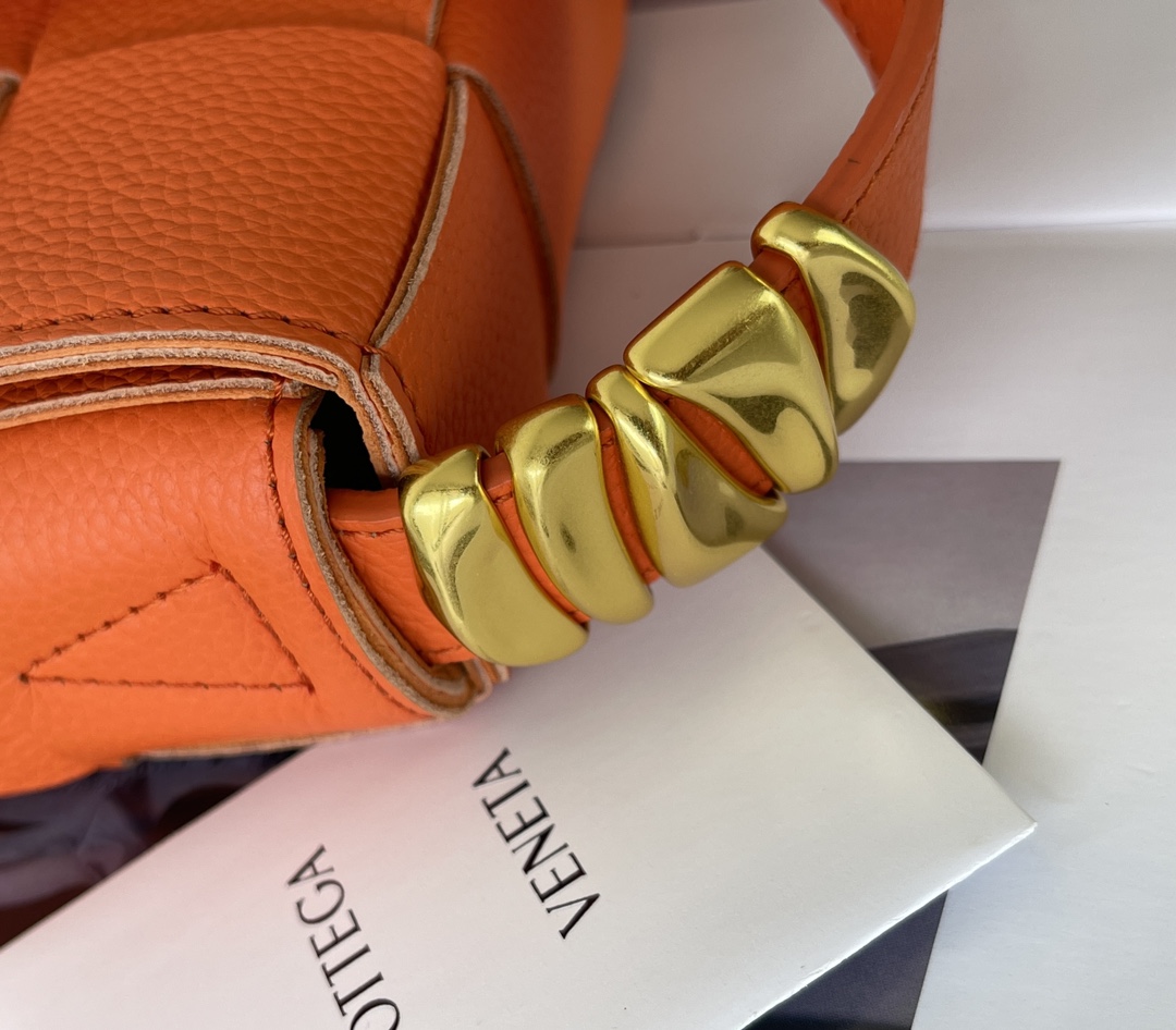 Bottega Veneta Cassette 5-panel lychee print Maple Brown #666870