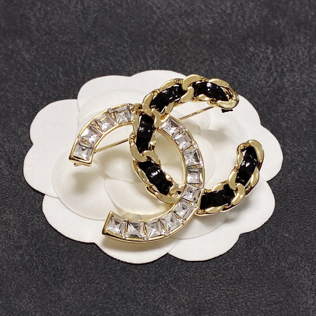 CHANEL🇫🇷Xiaoxiang Chanel brooch in new leather and diamonds