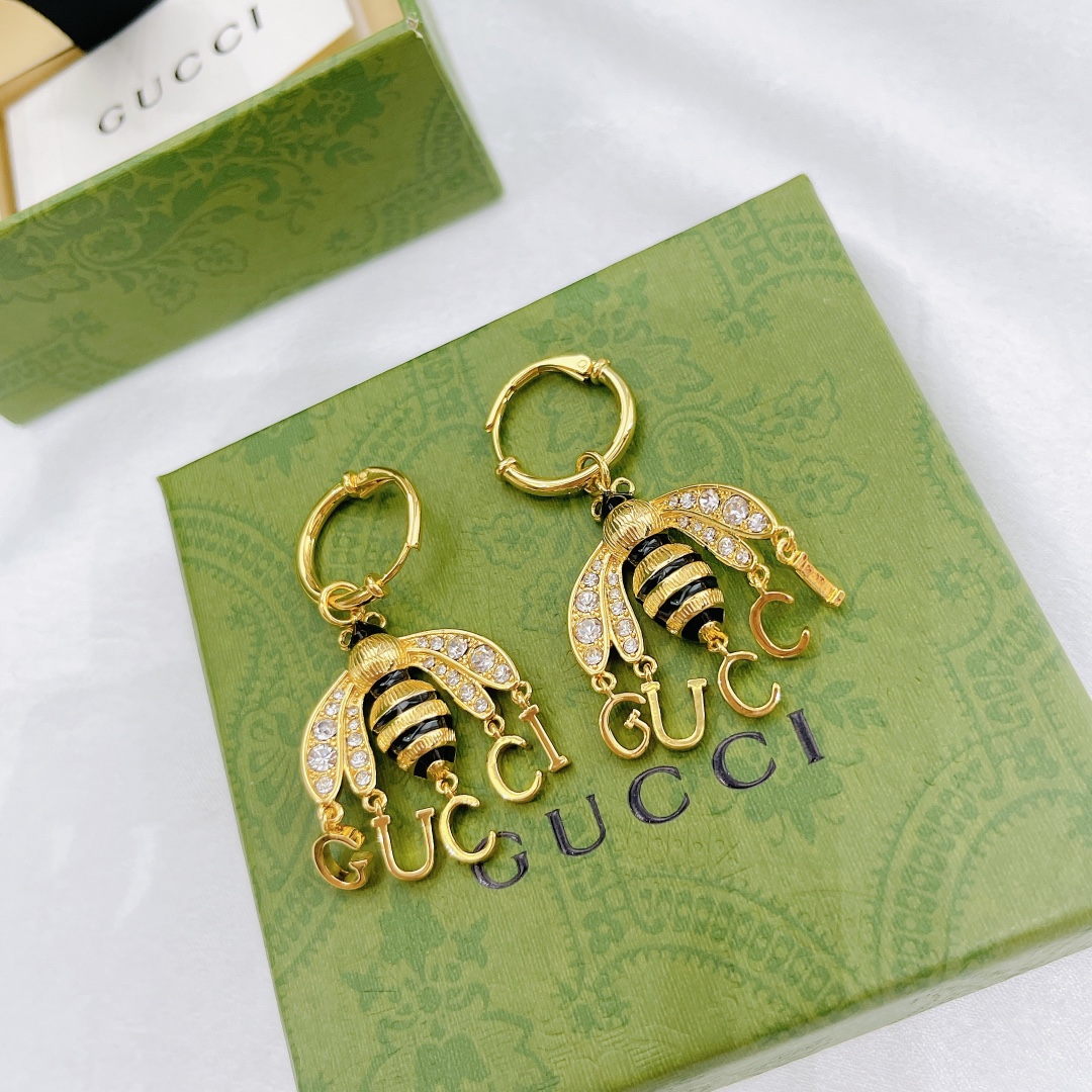 𝐆𝐮𝐜𝐜𝐢 new bee letter earrings