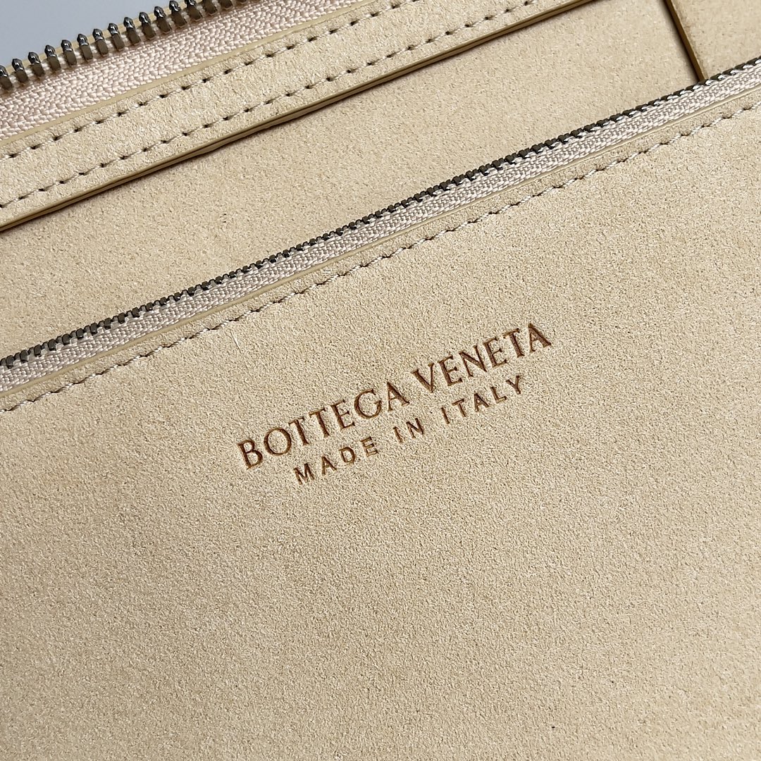 Bottega Veneta bv torte bag in oatmeal large #609175