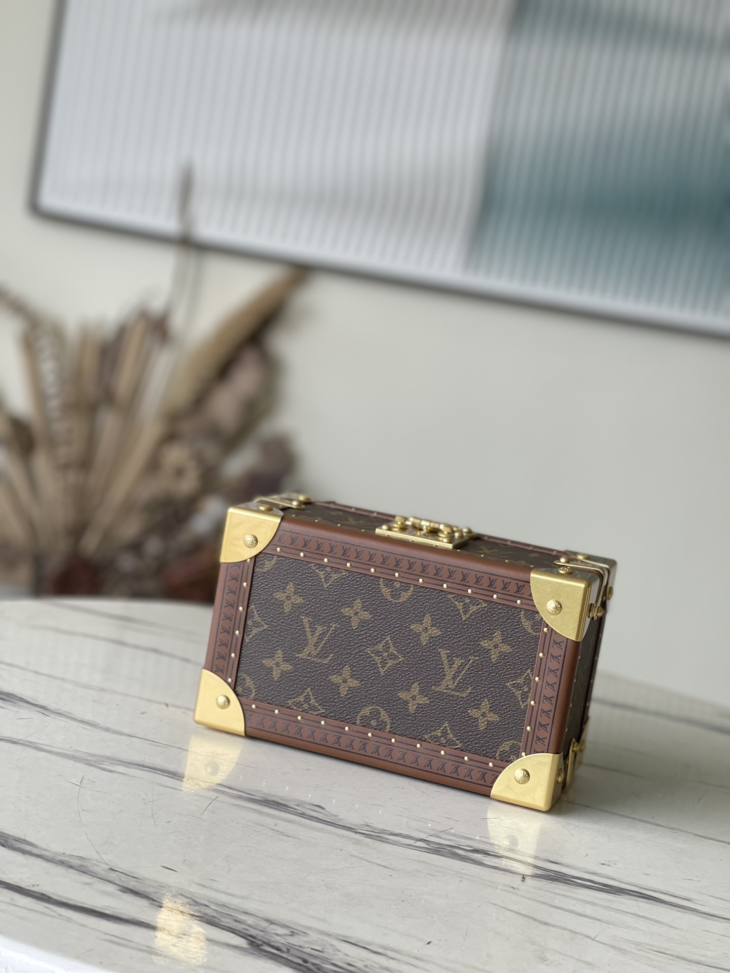 𝐋𝐎𝐔𝐈𝐒 𝐕𝐔𝐈𝐓𝐓𝐎𝐍 M20037 Apricot This jewelry box is decorated with a simple and elegant Monogram canvas bag
