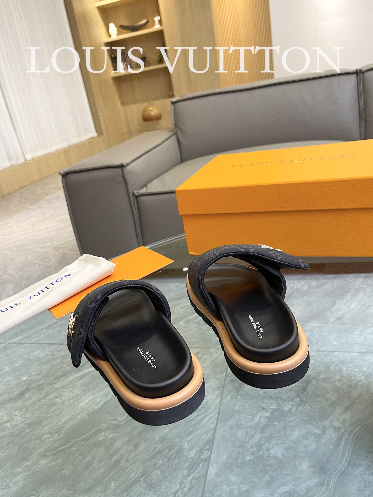 Louis Vuitton 2023 couple models embossed print