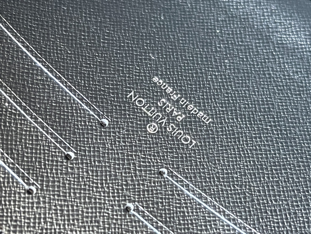 𝐋𝐎𝐔𝐈𝐒 𝐕𝐔𝐈𝐓𝐓𝐎𝐍  M81803