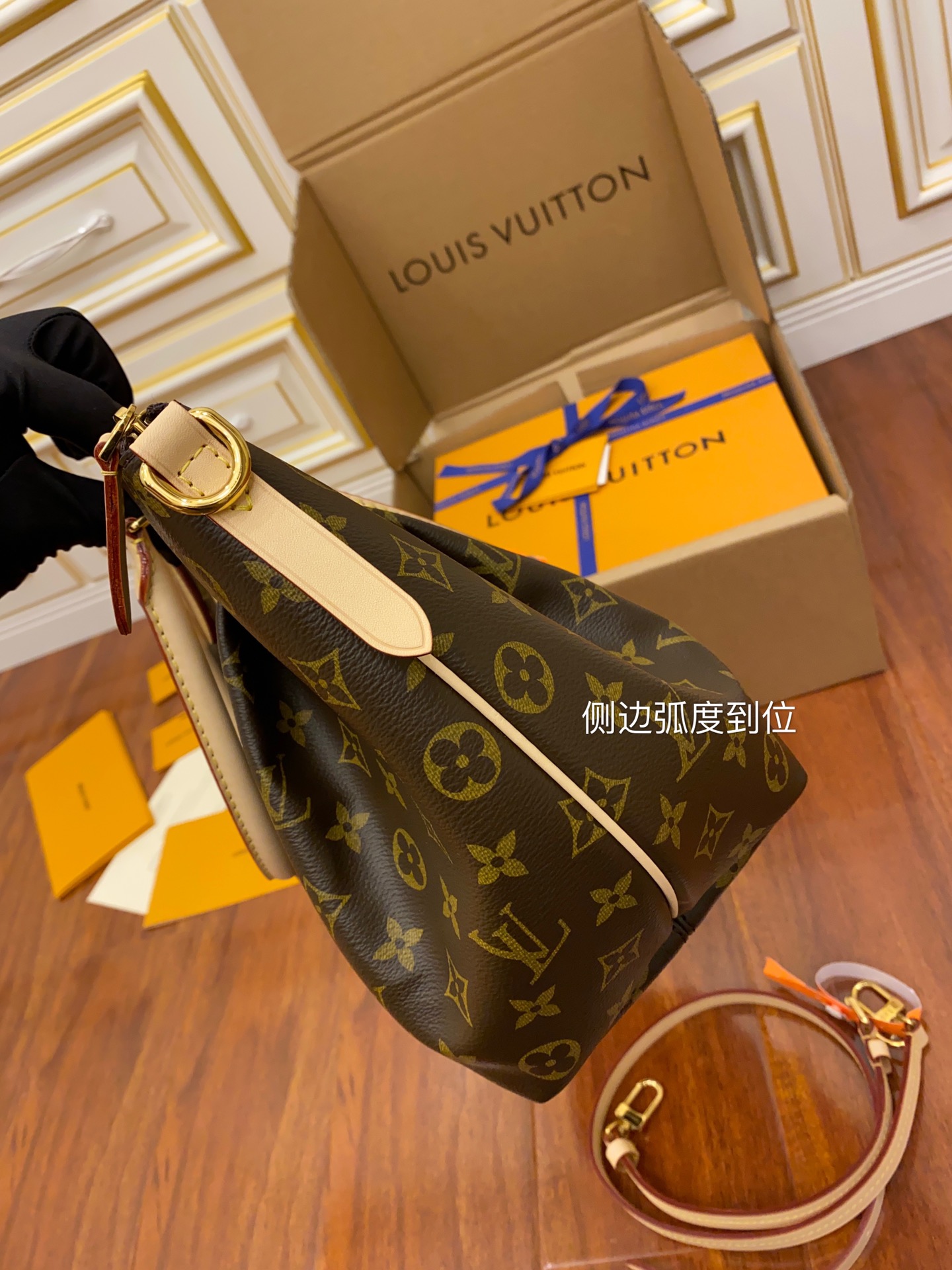 Louis Vuitton Large M48814