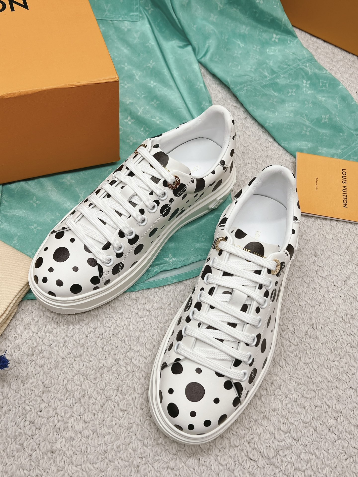 Louis Vuitton x Yayoi Kusama cooperation model classic white shoes 𝐓𝐢𝐦𝐞 𝐨𝐮𝐭 wave point sneakers