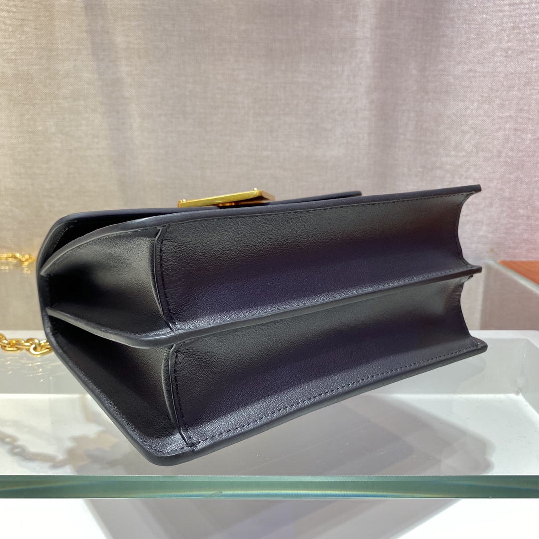 𝐏𝐑𝐀𝐃𝐀 Autumn/Winter 1BD021