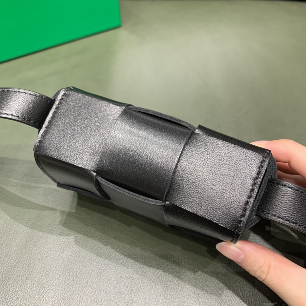 Bottega Veneta  MINI CASSETTE #666688