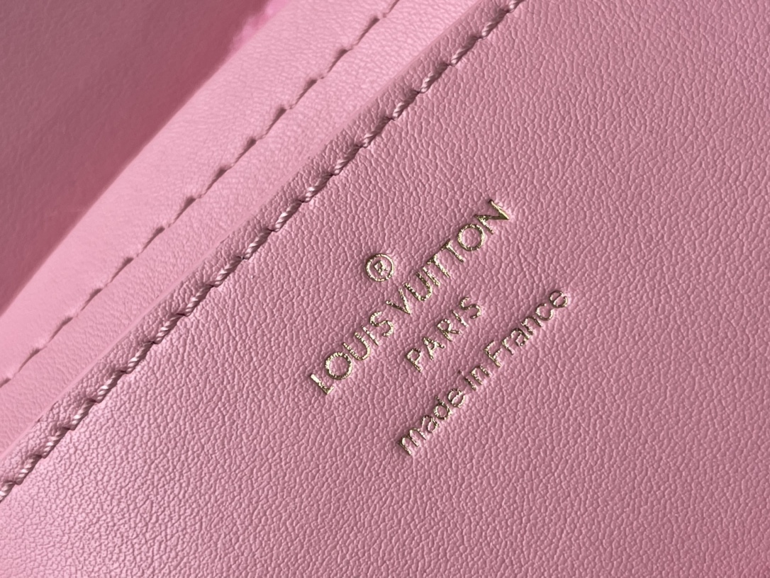 𝐋𝐎𝐔𝐈𝐒 𝐕𝐔𝐈𝐓𝐓𝐎𝐍    M21040