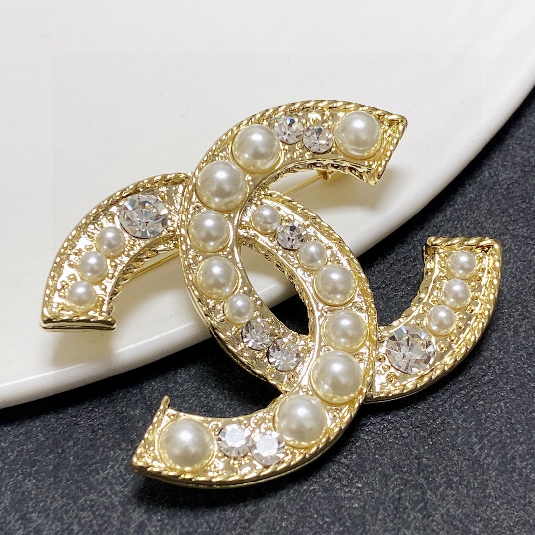 CHANEL🇫🇷Chanel diamond and pearl with Chanel brooch