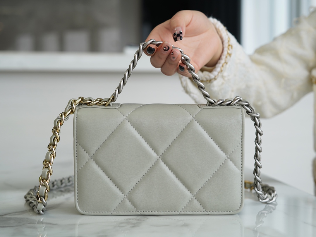 CHANEL 19Bag 𝑾𝒐𝒄 22C light grey silver buckle