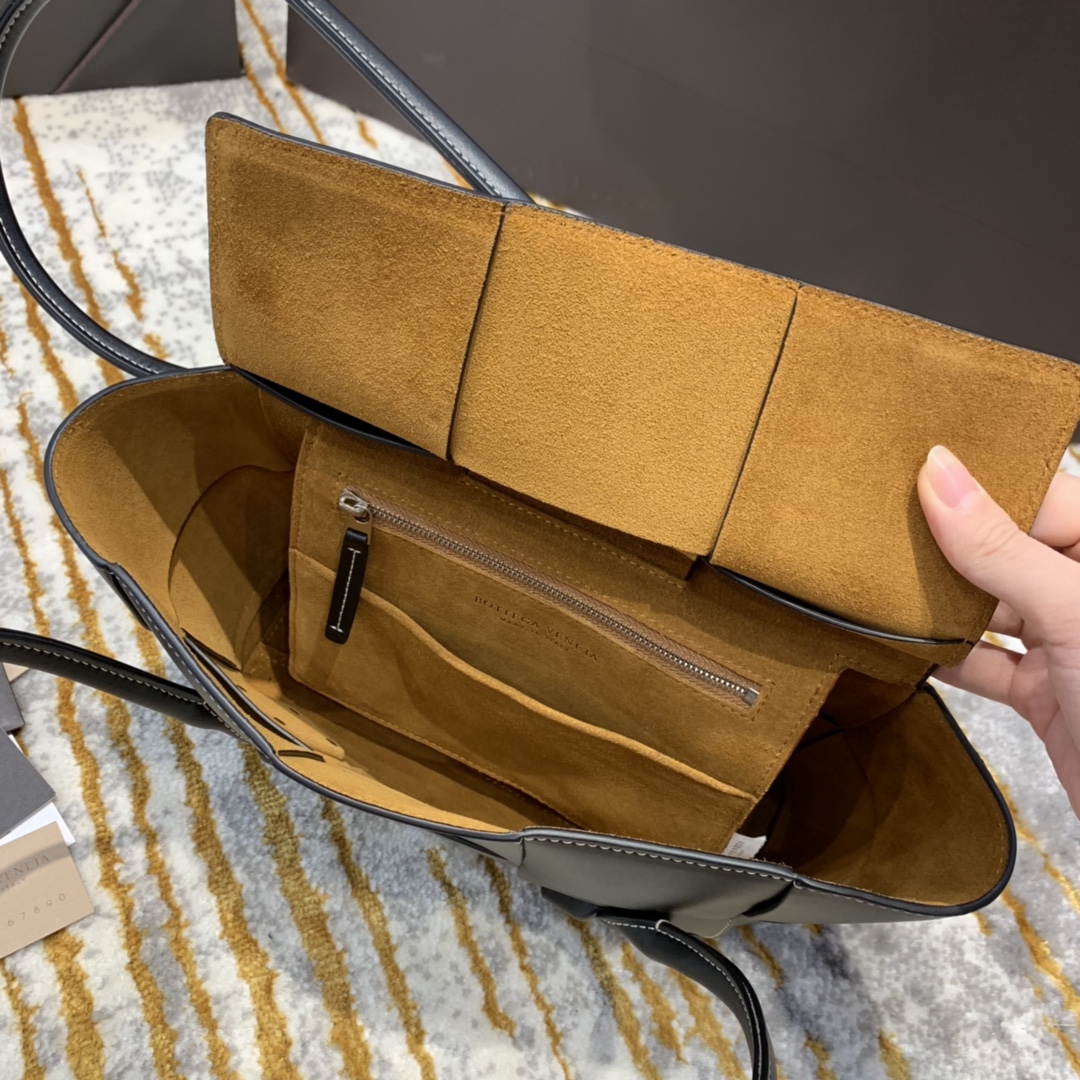 Bottega Veneta  𝙏𝙝𝙚 𝘼𝙧𝙘𝙤 𝟯𝟯 #575943