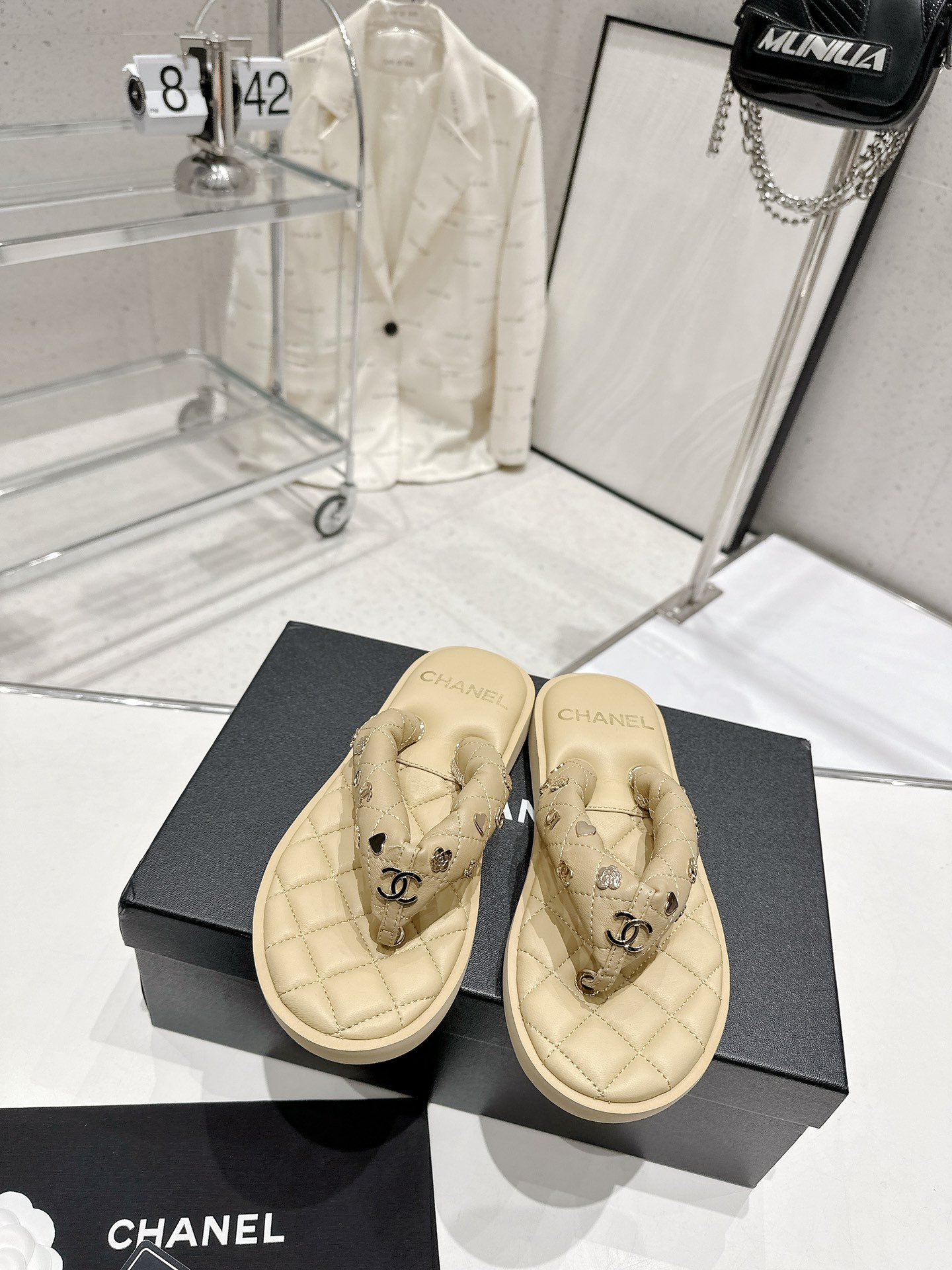 CHANEL summer new bread flip-flops clip toe flip-flops beach sandals