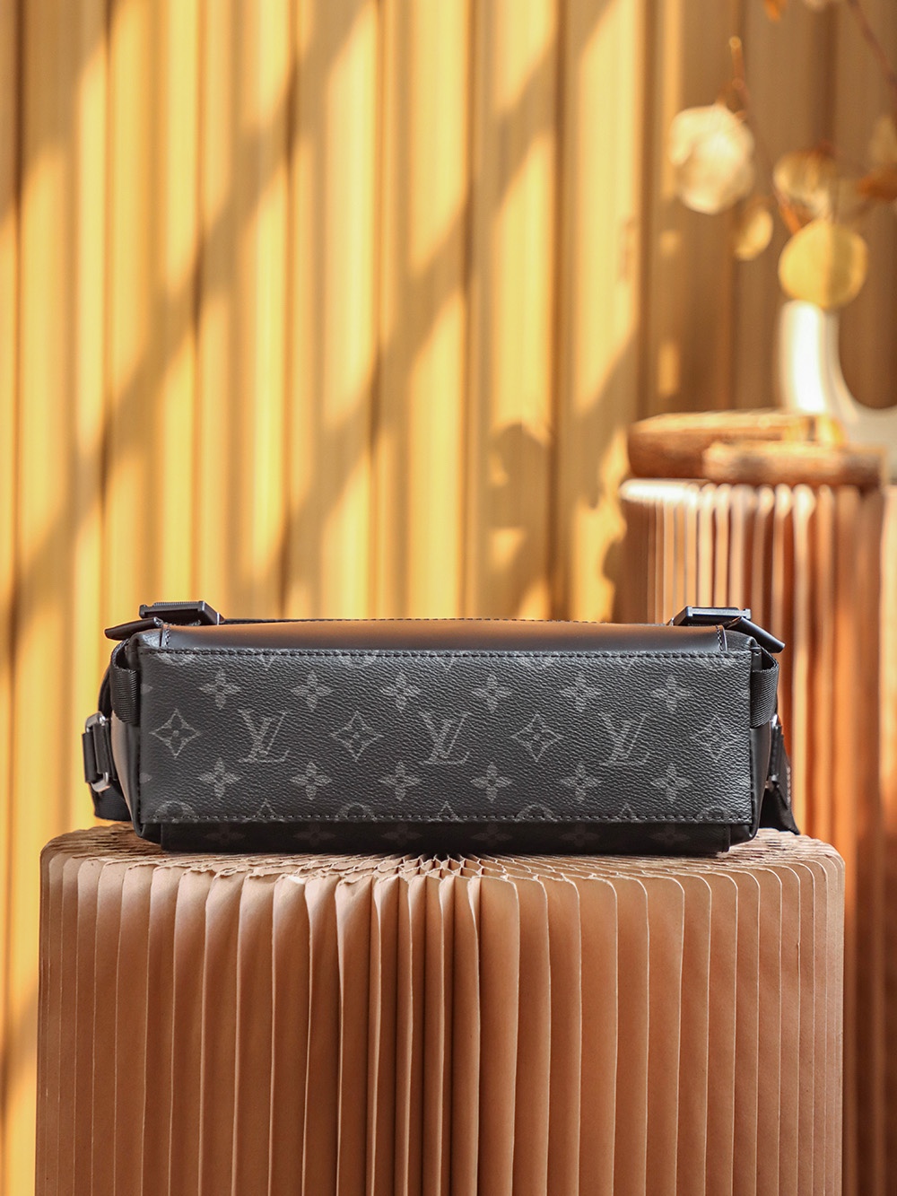 Louis Vuitton 𝐕𝐎𝐘𝐀𝐆𝐄𝐑 messenger bag #M40511#