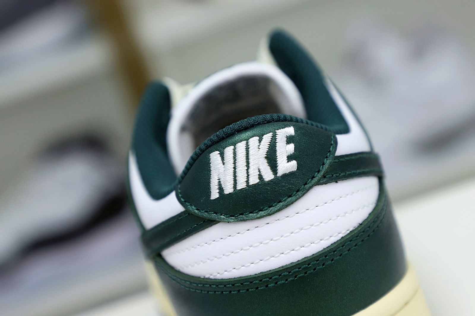 NIKE WMNS DUNK LOW VINTAGE GREEN