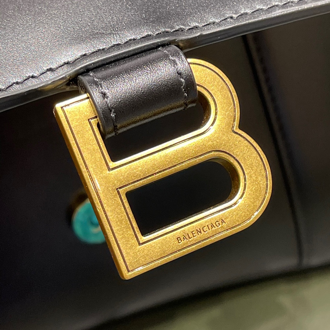 BALENCIAGA 𝐇𝐨𝐮𝐫𝐠𝐥𝐚𝐬𝐬 𝐒 The hourglass bag of the fashion world