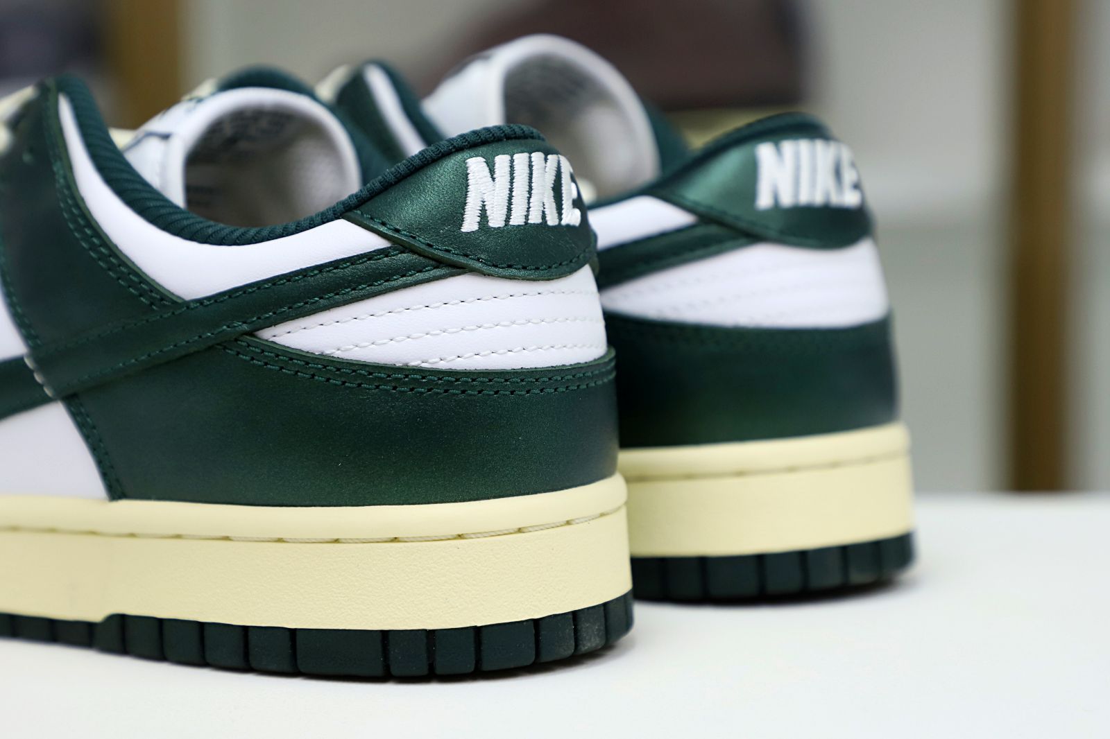NIKE WMNS DUNK LOW VINTAGE GREEN