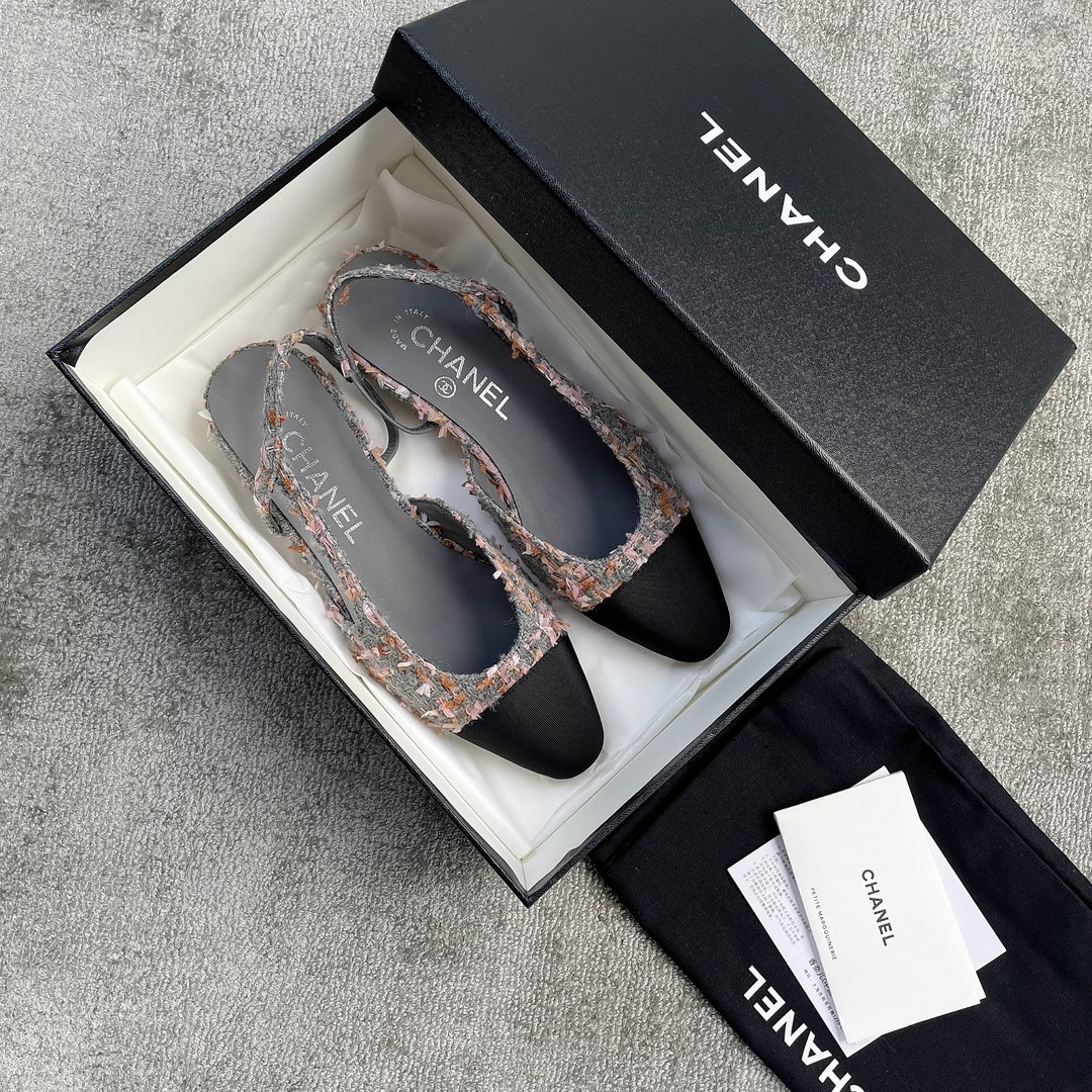 CHANEL especially popular color blocking single shoes continue the classic Chanel characteristics