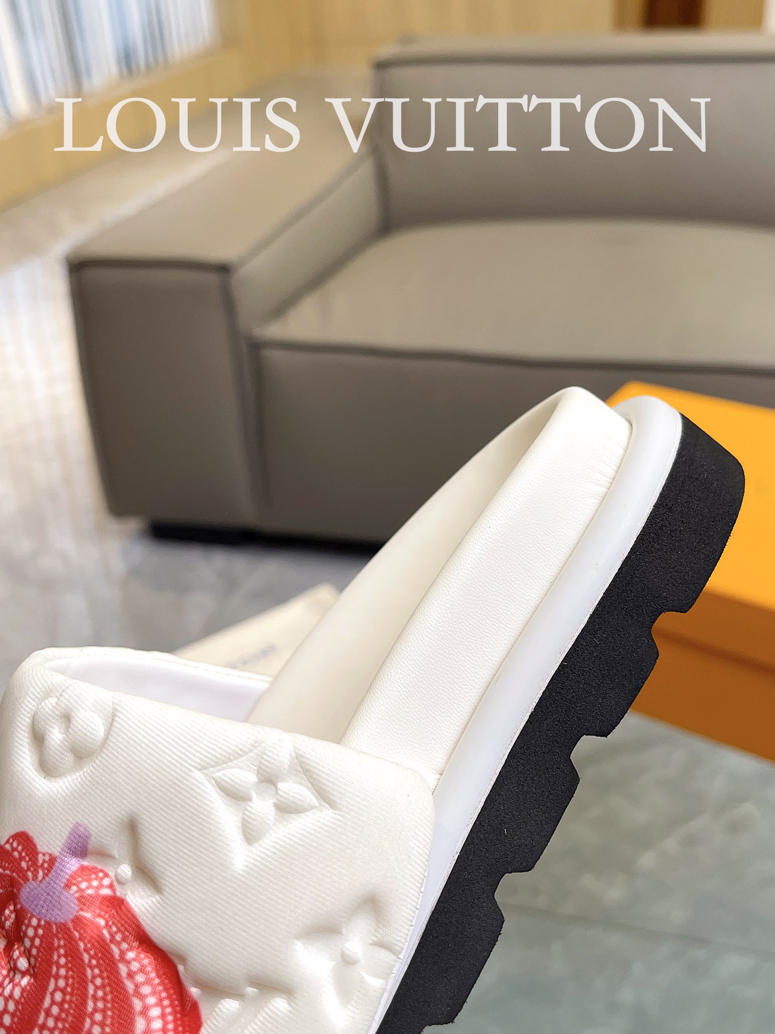 Louis Vuitton 2023 couple models embossed print
