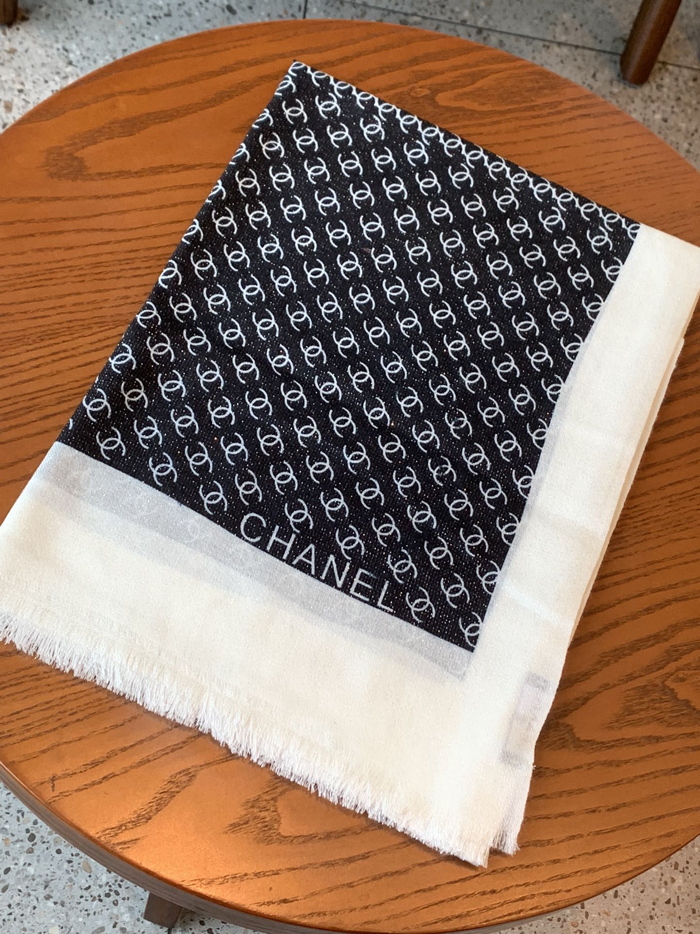 𝐂𝐡𝐚𝐧𝐞𝐥 【Houndstooth Double C Logo】Cashmere Printed Square Scarf